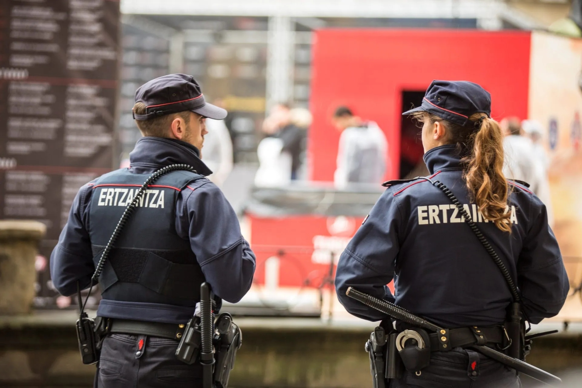 La Ertzaintza detiene a cuatro hombres acusados de agredir sexualmente a una chica de 14 años en Vizcaya