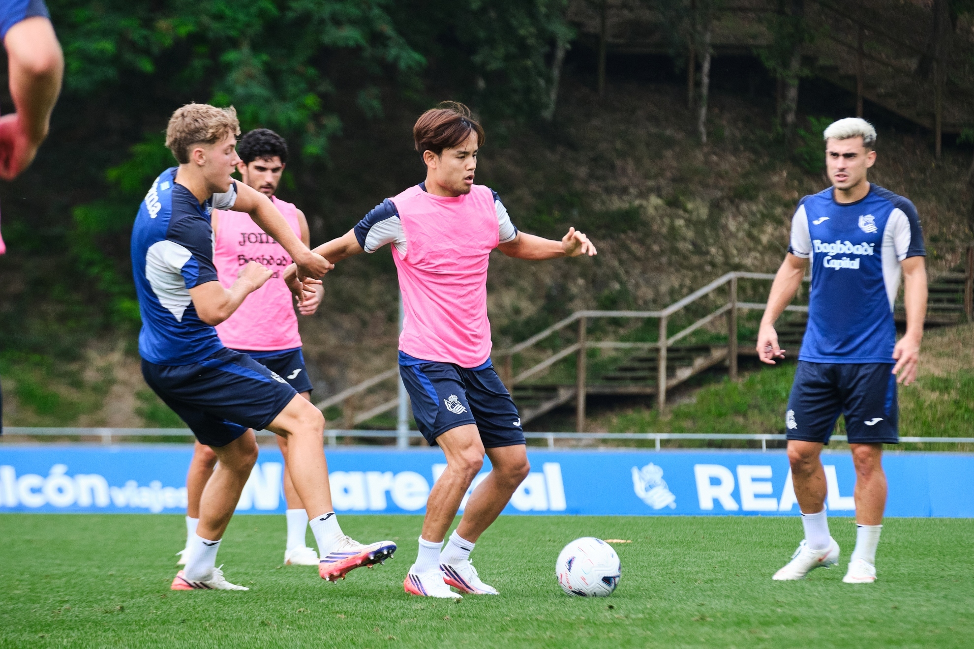 Oyarzabal deja tras puestos para cinco cracks