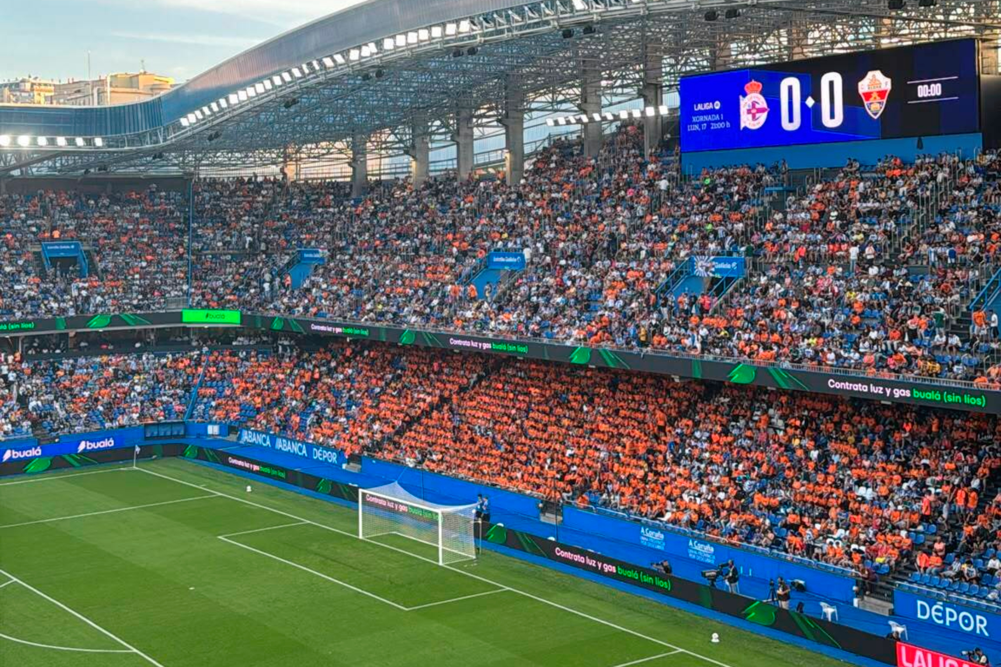 Riazor inaugura la campaña en medio de protestas