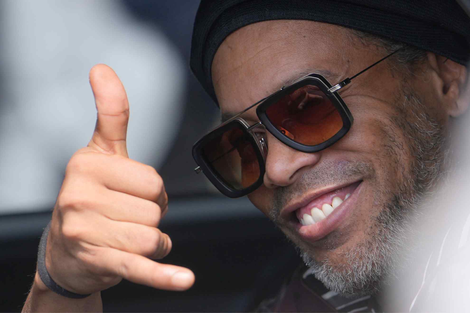 Ronaldinho aterriza en Italia para su presentación como nuevo jugador del Ravenna