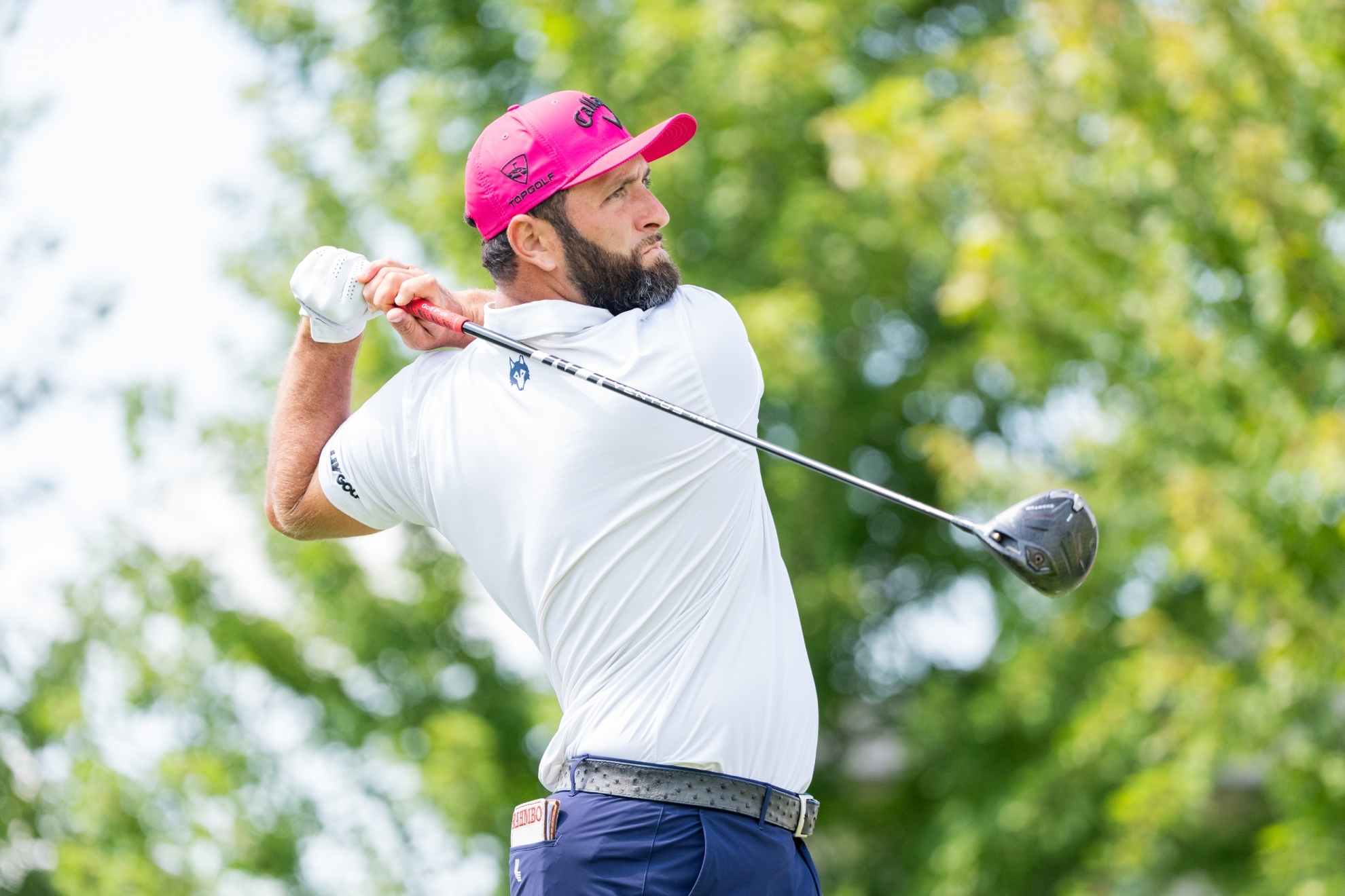 Jon Rahm juega bajo par con todos los ojos encima