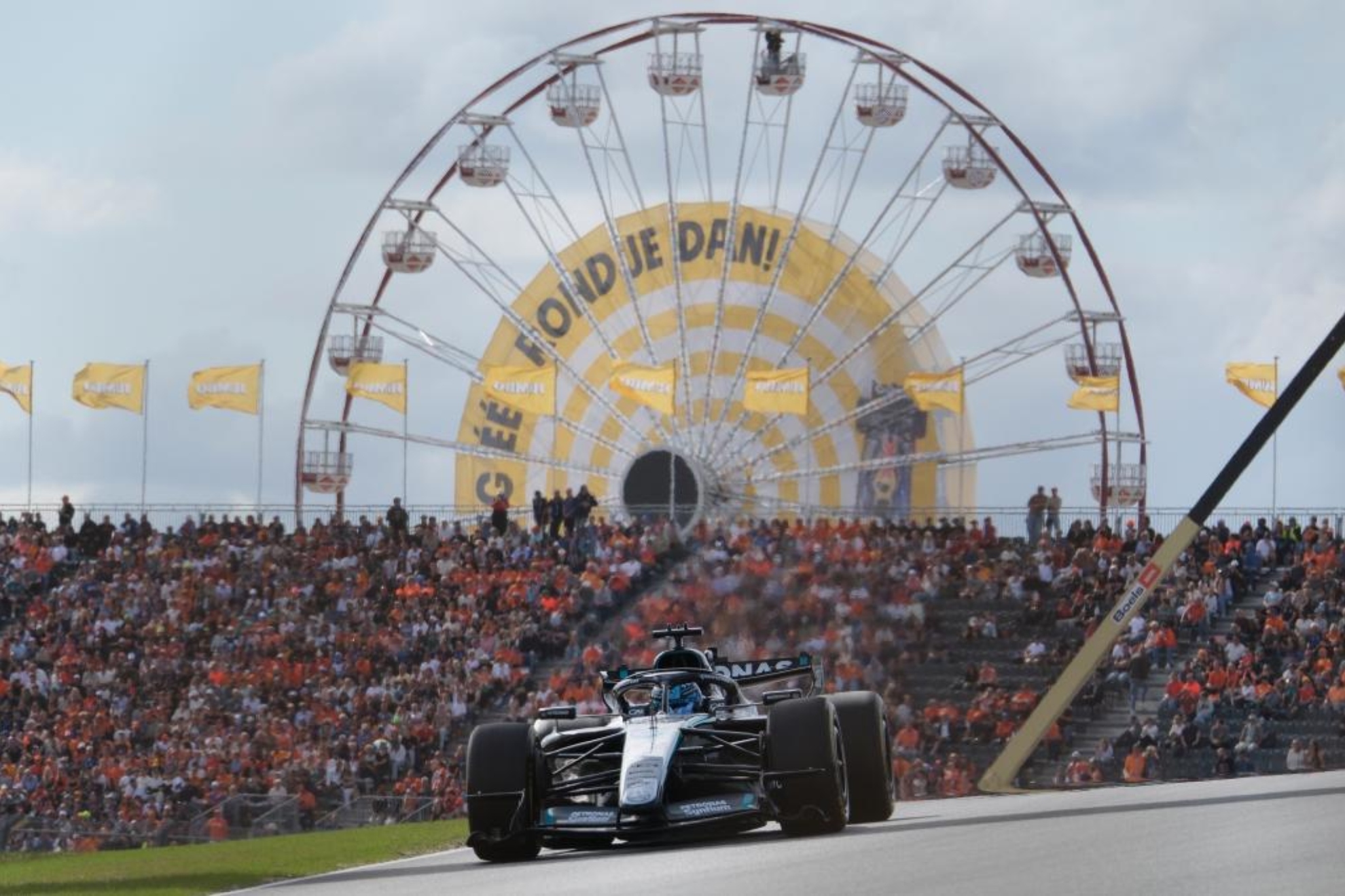 Russell toma aire en un desastre de Sainz y Alonso