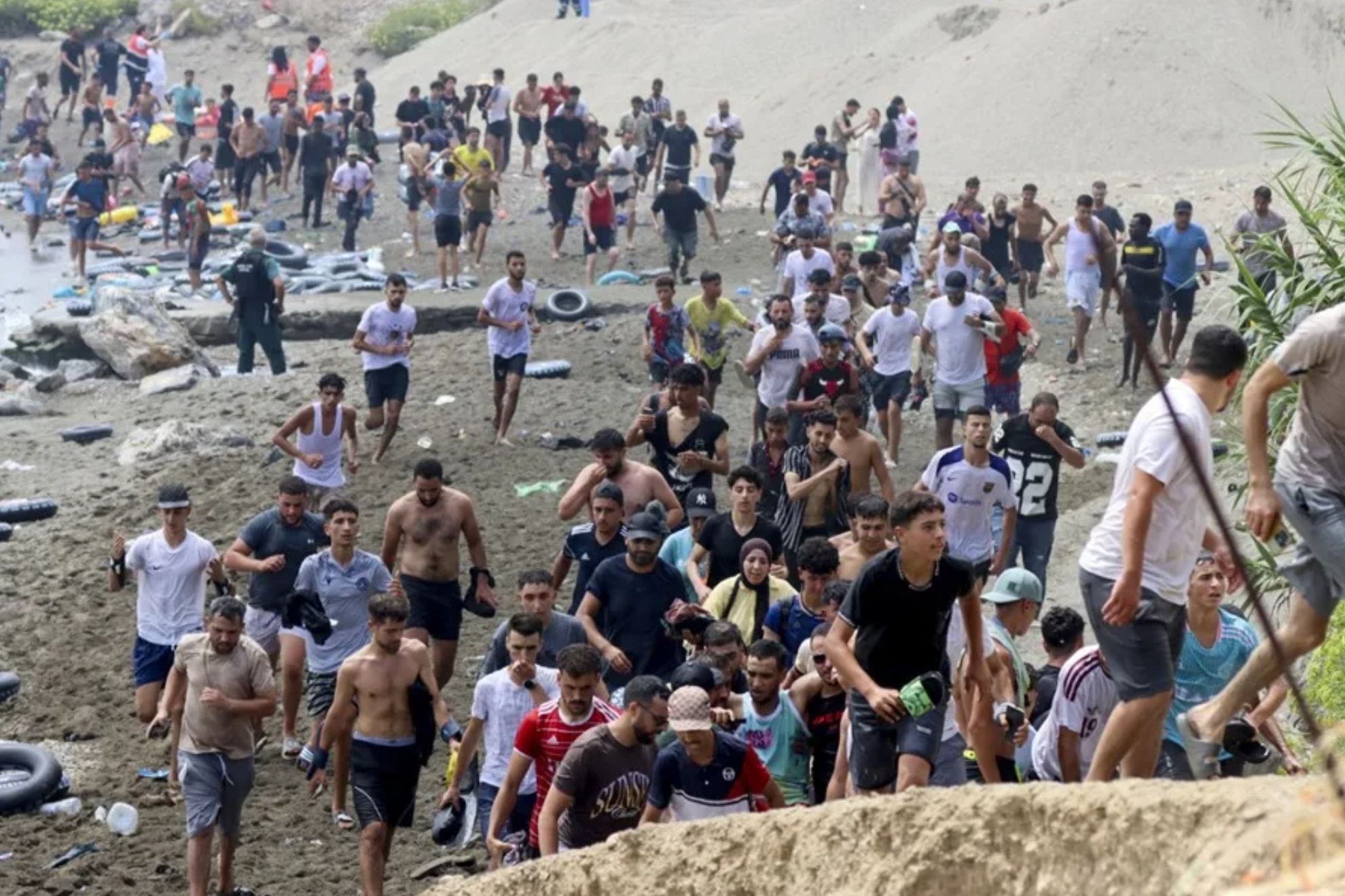 El Ministerio de Sanidad convoca de urgencia a las comunidades autónomas para enviar de inmediato miles de vacunas a Ceuta