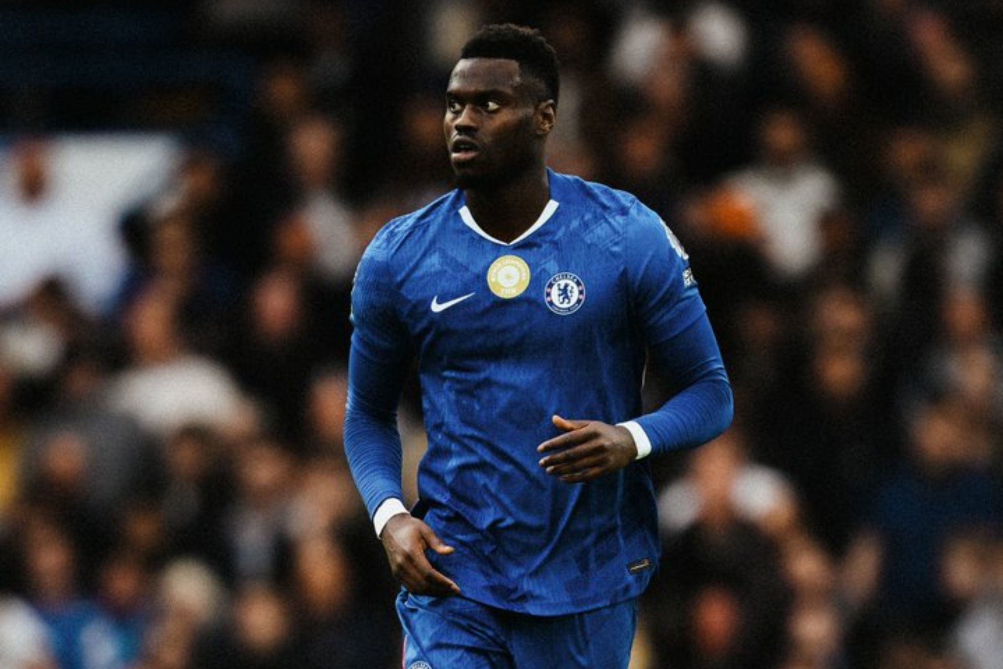 La salida de Badiashile aligera la nómina de centrales en el Chelsea