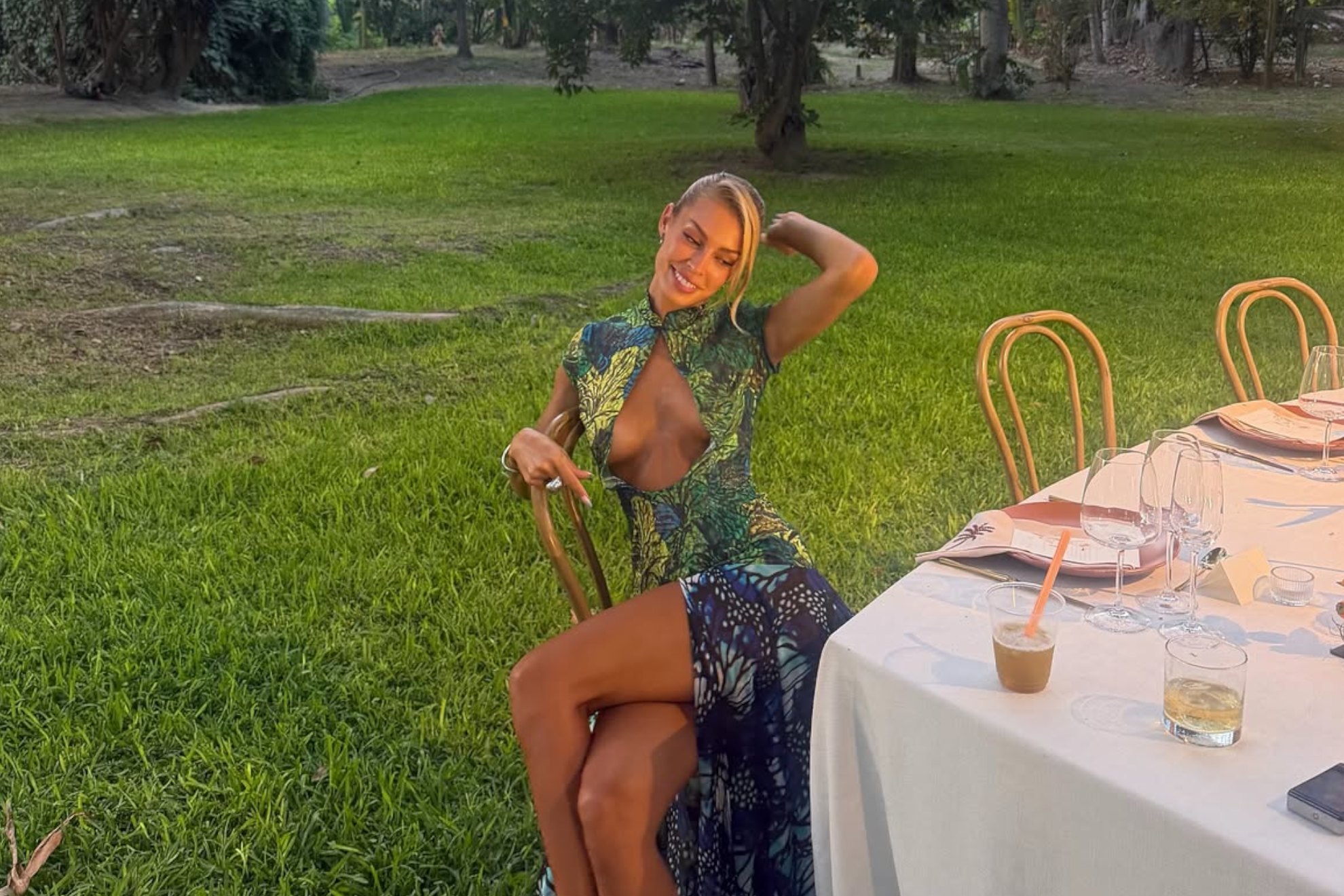 Los expertos en moda coinciden: el vestido con escotazo de Jessica Goicoechea no es apropiado para una boda