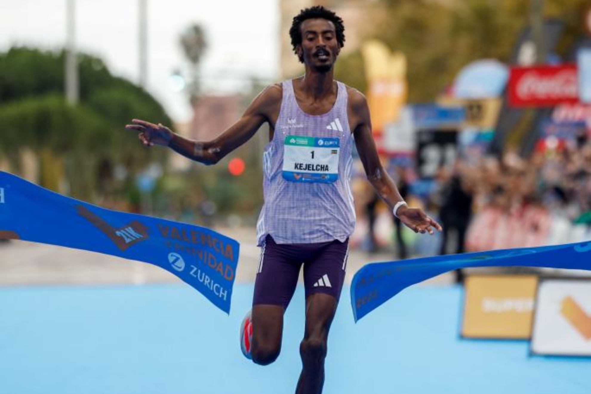 Yomif Kejelcha bate el récord del mundo de medio maratón con 56:51
