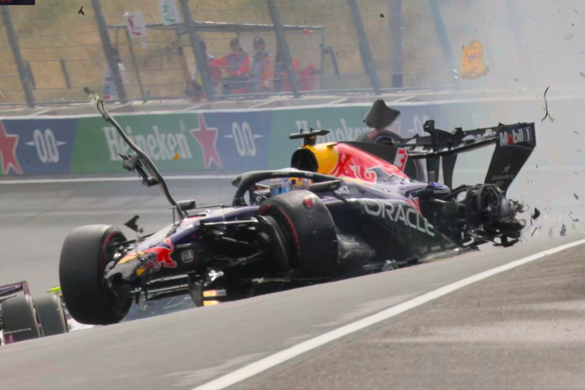 ¡Gran accidente de Verstappen en la primera vuelta!