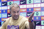 Flick: "¿Firmar un '9'? Hablaré con Deco y veremos durante la semana"