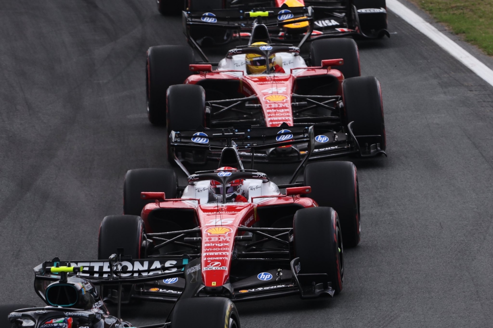Hamilton declara la guerra en Ferrari: "No se ejecutan las órdenes de inmediato"