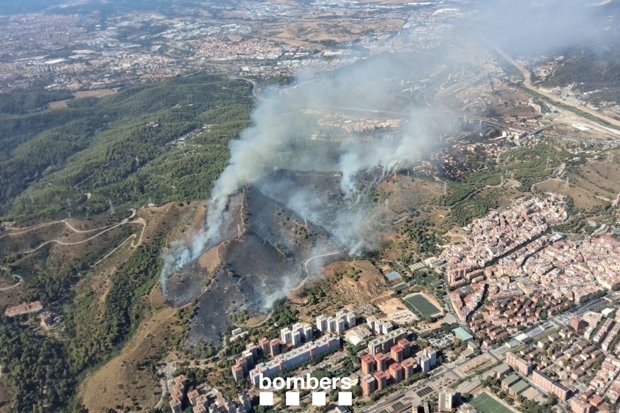 Incendio en Barcelona: 25 hectáreas de Collserola afectadas y dos barrios confinados