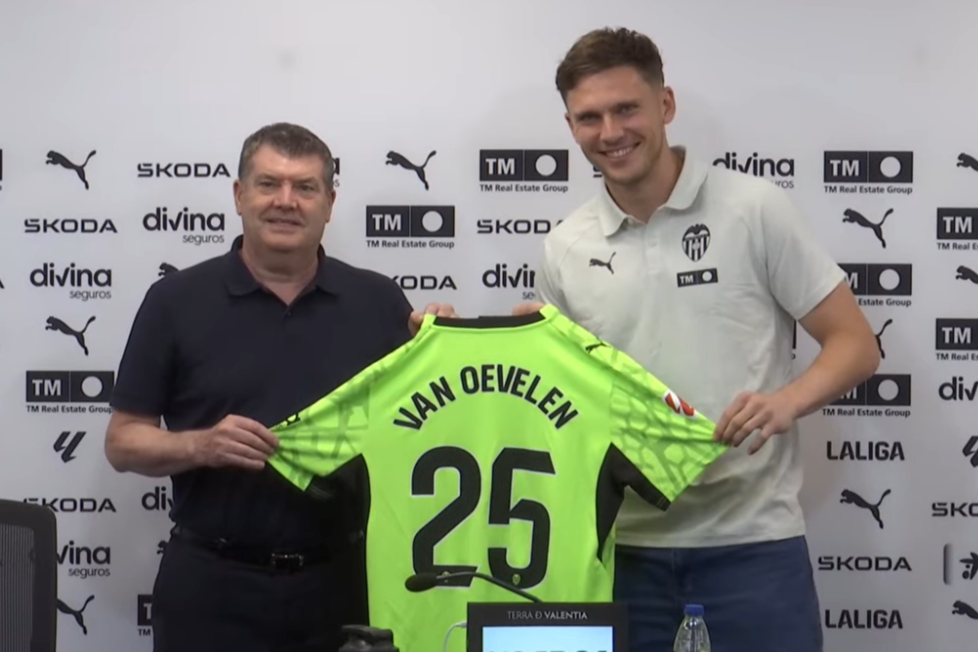 Van Oevelen: “Dimitrievski es un gran portero, depende de mí mostrar al entrenador de lo que soy capaz”