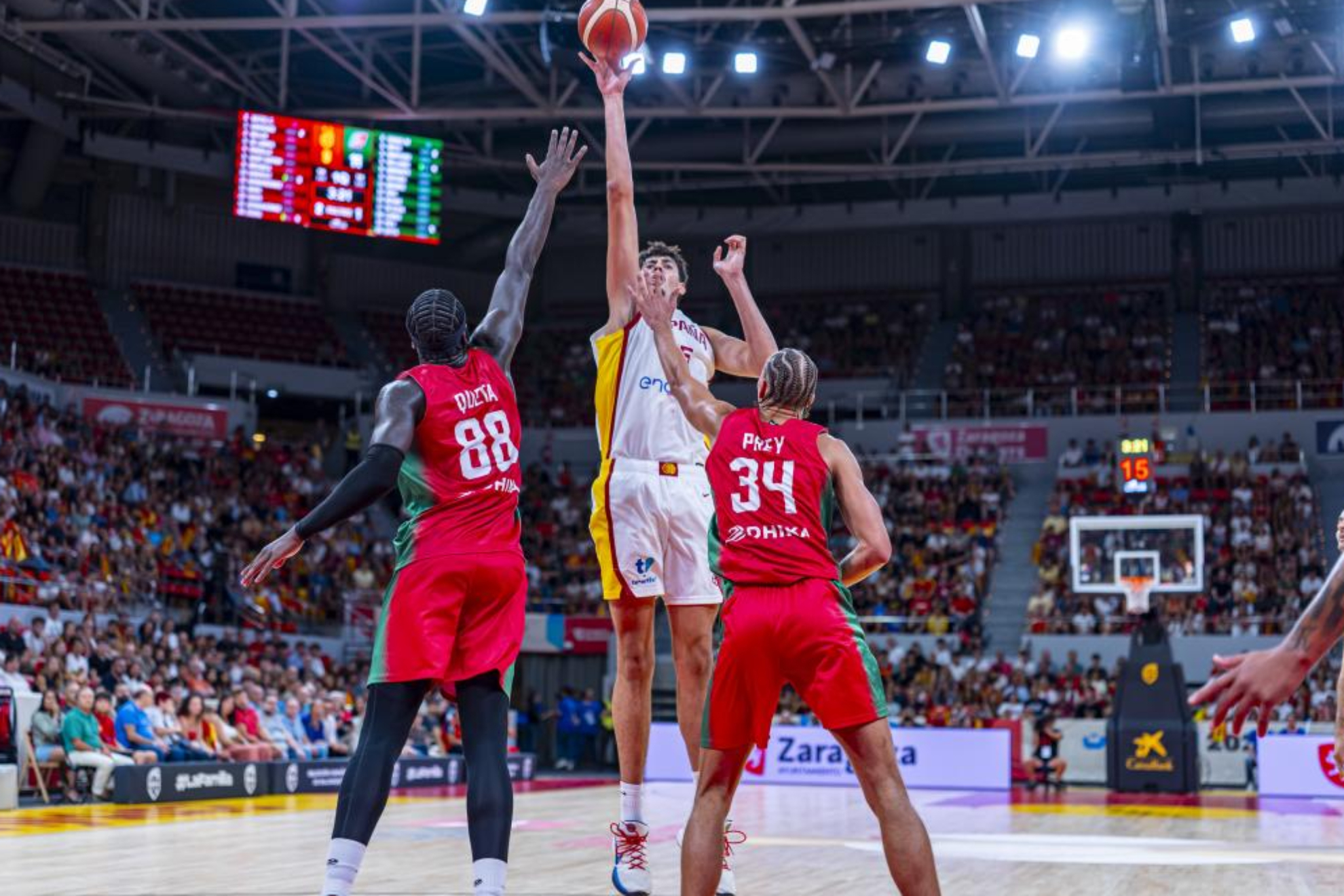 España cae con Portugal en el día del debut de Mara y Miller
