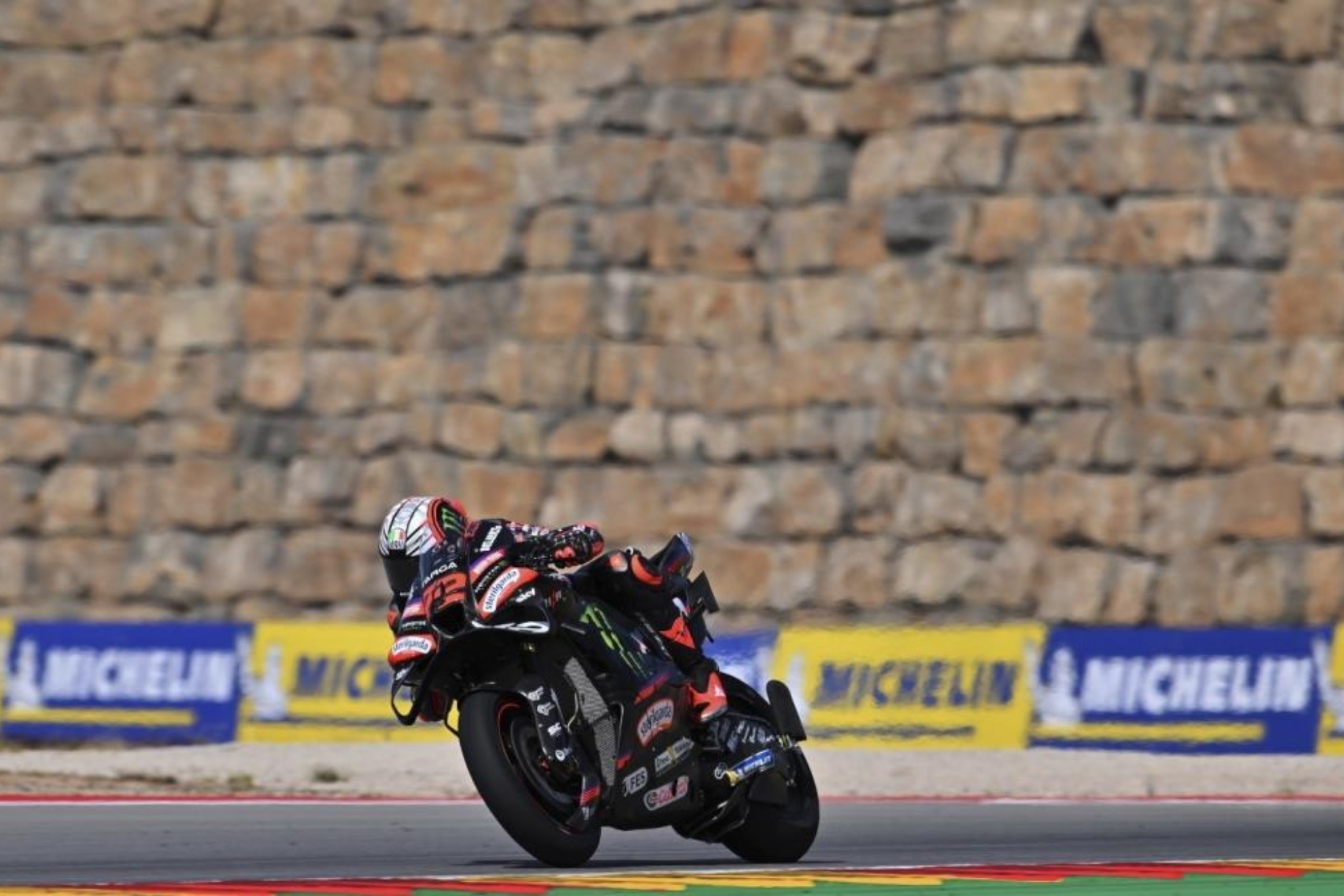 Bezzecchi deja sin pole a Marc Márquez en Aragón
