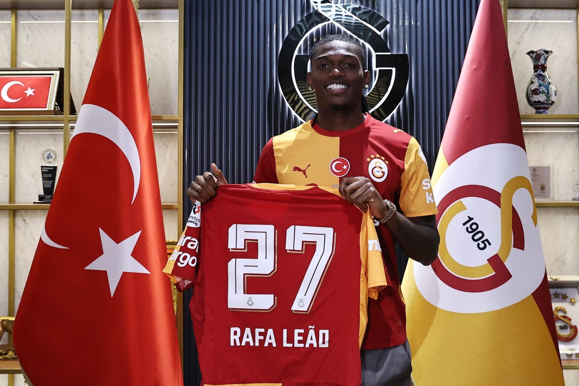 Rafa Leao “rechaza” al Aston Villa y ficha por Galatasaray