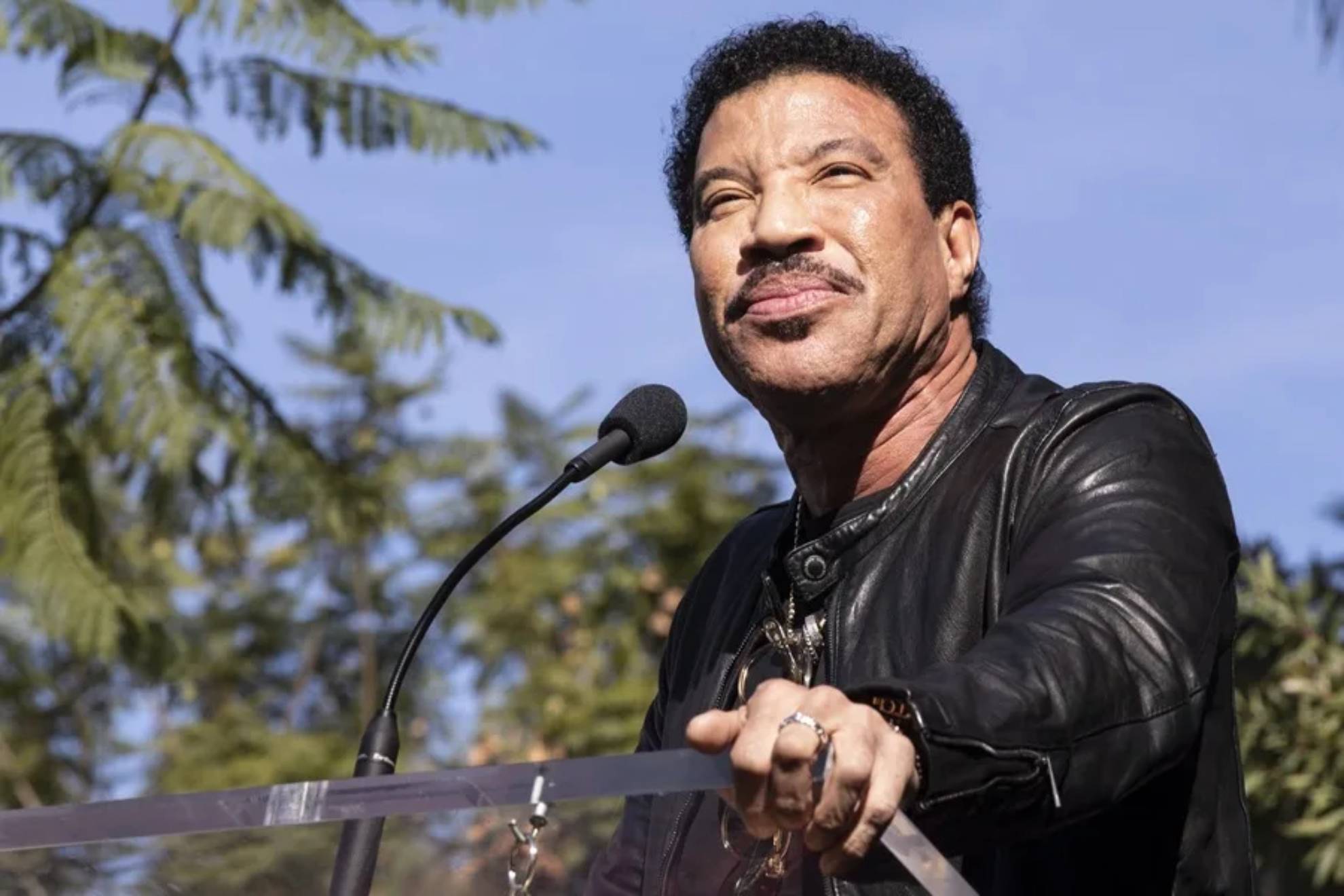 Lionel Richie, ingresado en la UCI al sufrir problemas para mantenerse en pie en un concierto