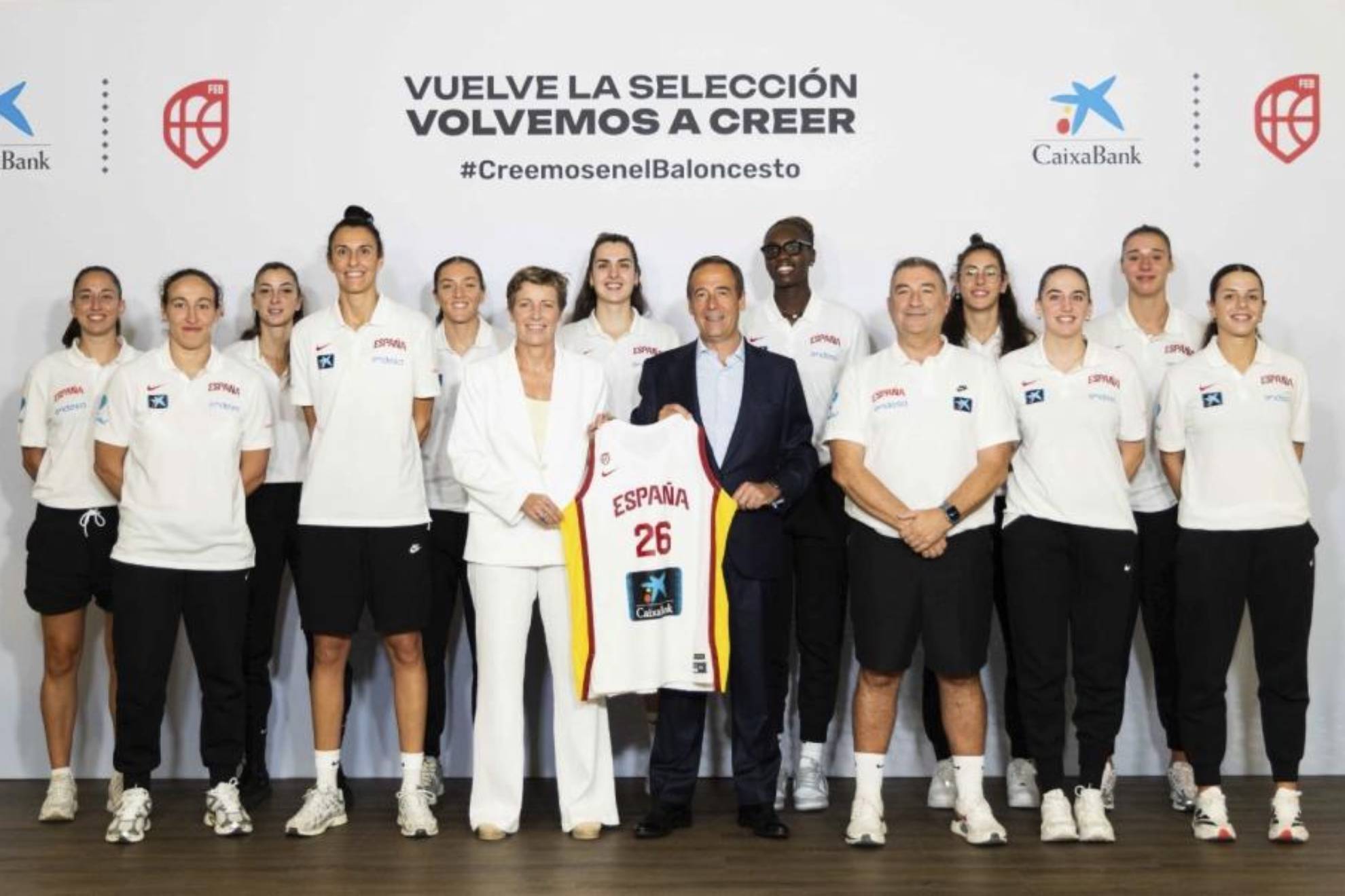 CaixaBank entrega la camiseta oficial del Mundial a la Selección Femenina de baloncesto