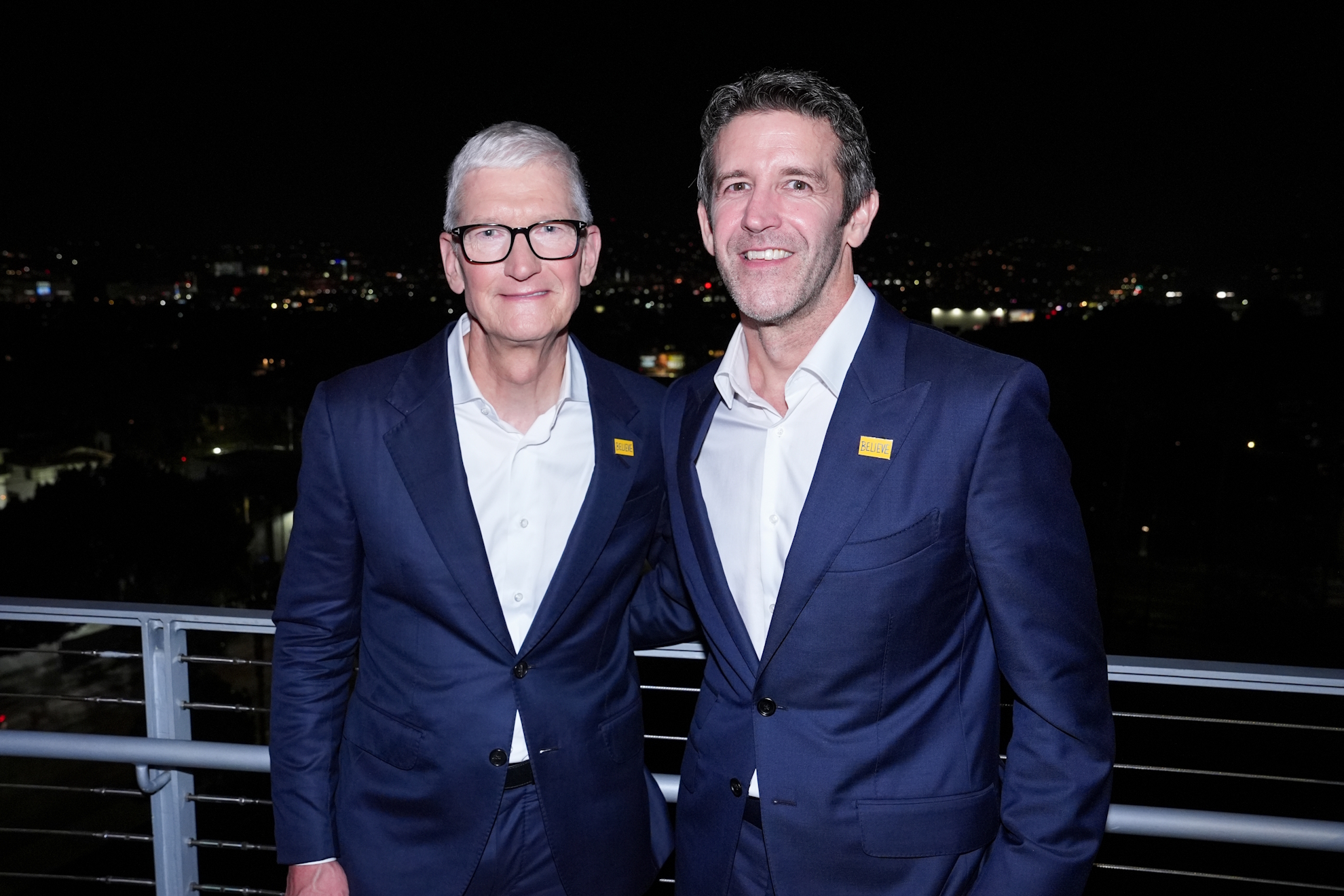 Salen a la luz los nuevos sueldos de John Ternus y Tim Cook en Apple