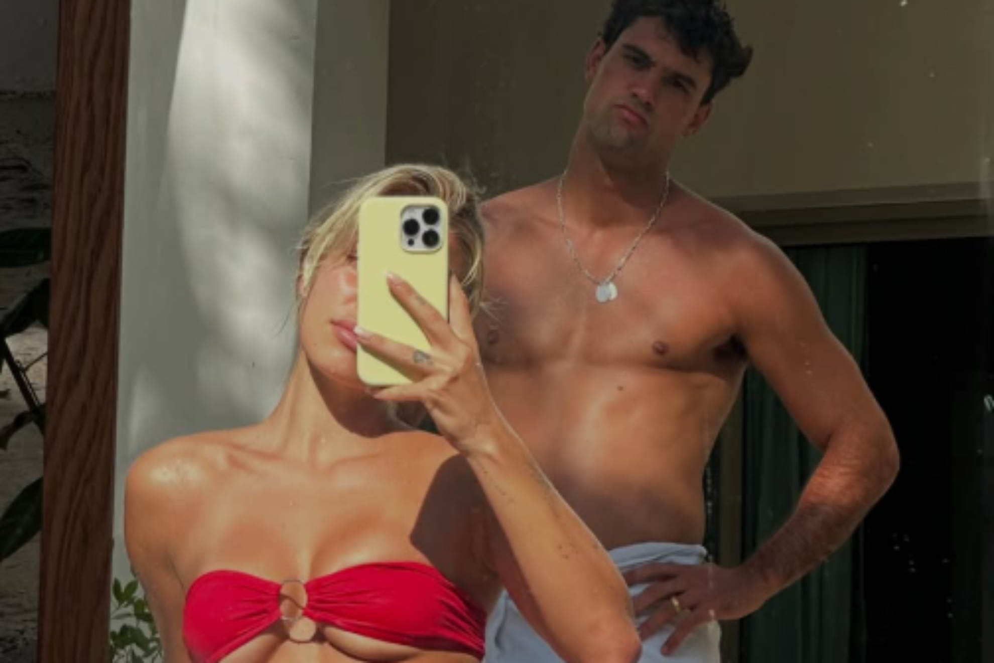 La felicitación más 'hot' de Jessica Goicoechea a Manu Moreno: besos y una sugerente imagen en la playa