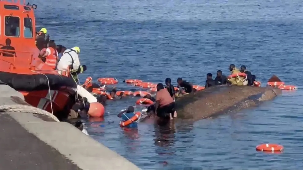 Más de 80 muertos, entre ellos un bebé, en un cayuco localizado al sur de Canarias