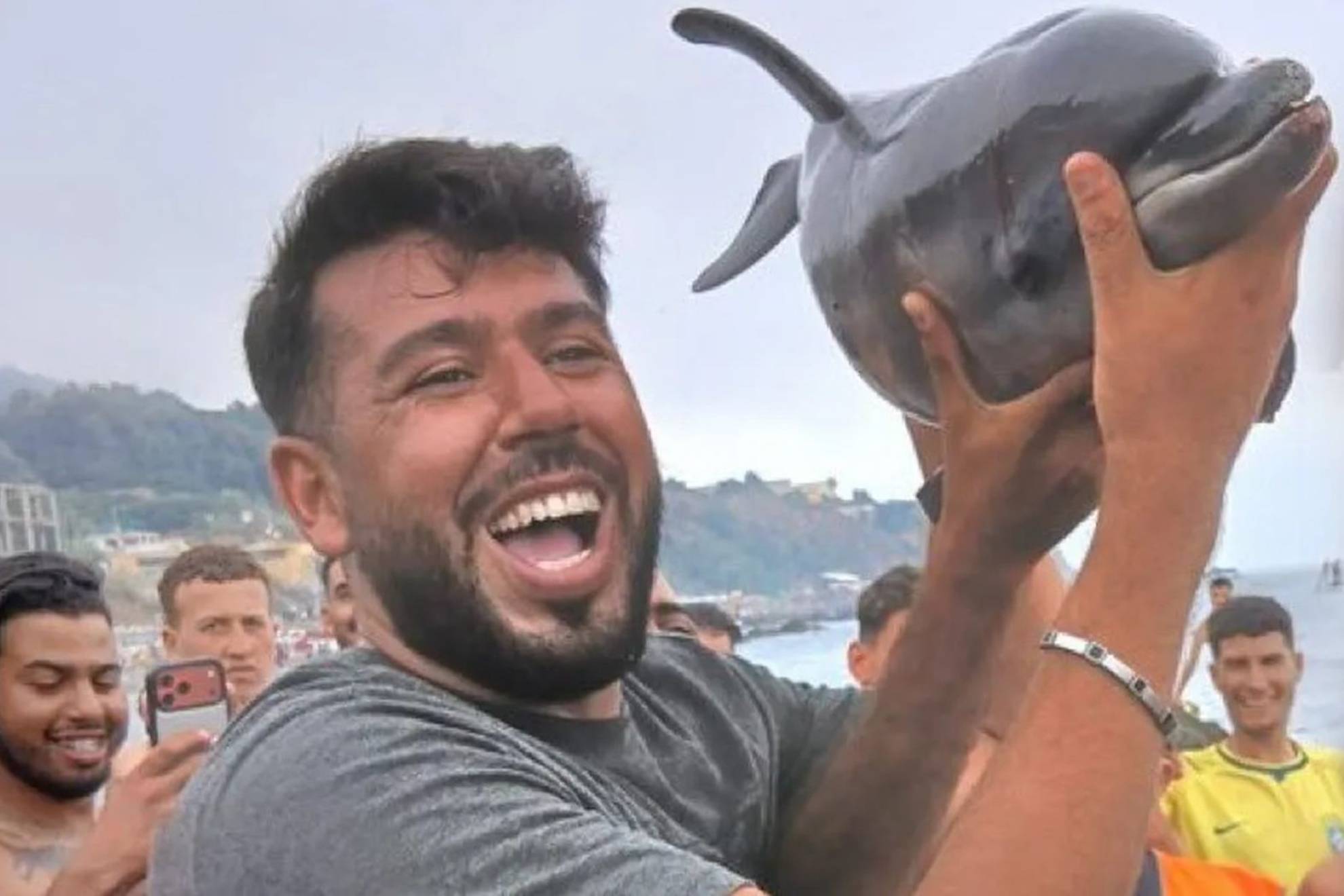 Una cría de delfín muere en Ceuta tras ser cazada por un grupo de inmigrantes: “¡Eso no se puede!”