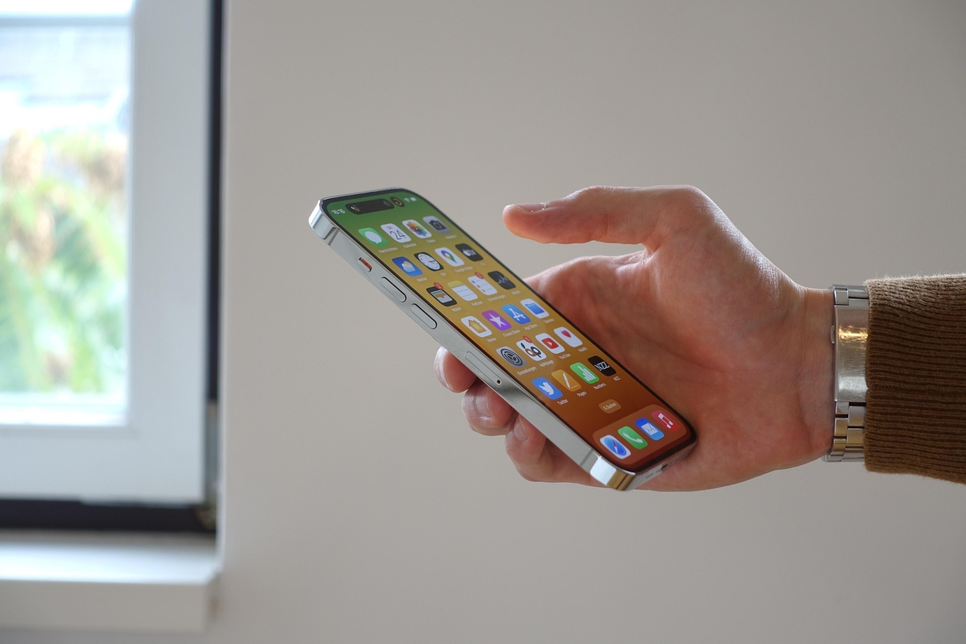 La Guardia Civil alerta de la última estafa en Internet que afecta a los iPhone y de la que los expertos advierten: "Mucho cuidado