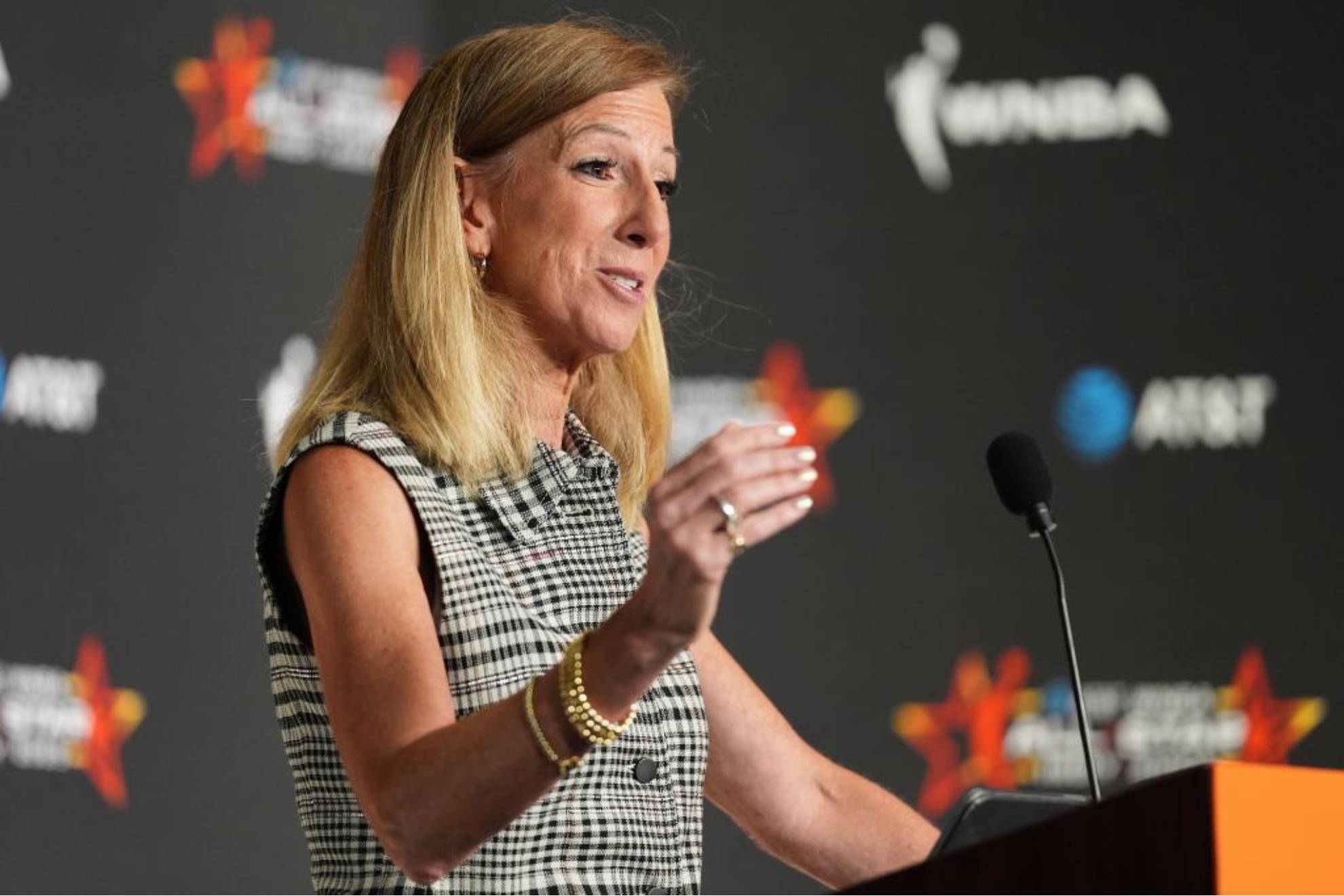 La comisionada de la WNBA se jubilará en pleno debate sobre las atletas transgénero