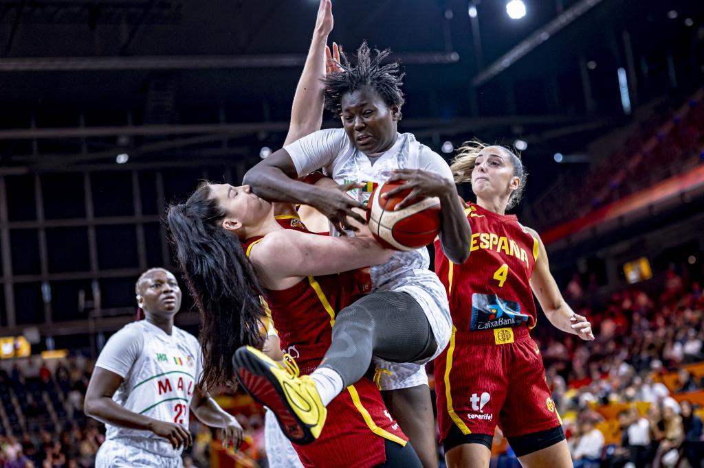 España se atasca y sufre su primer golpe en el Mundial