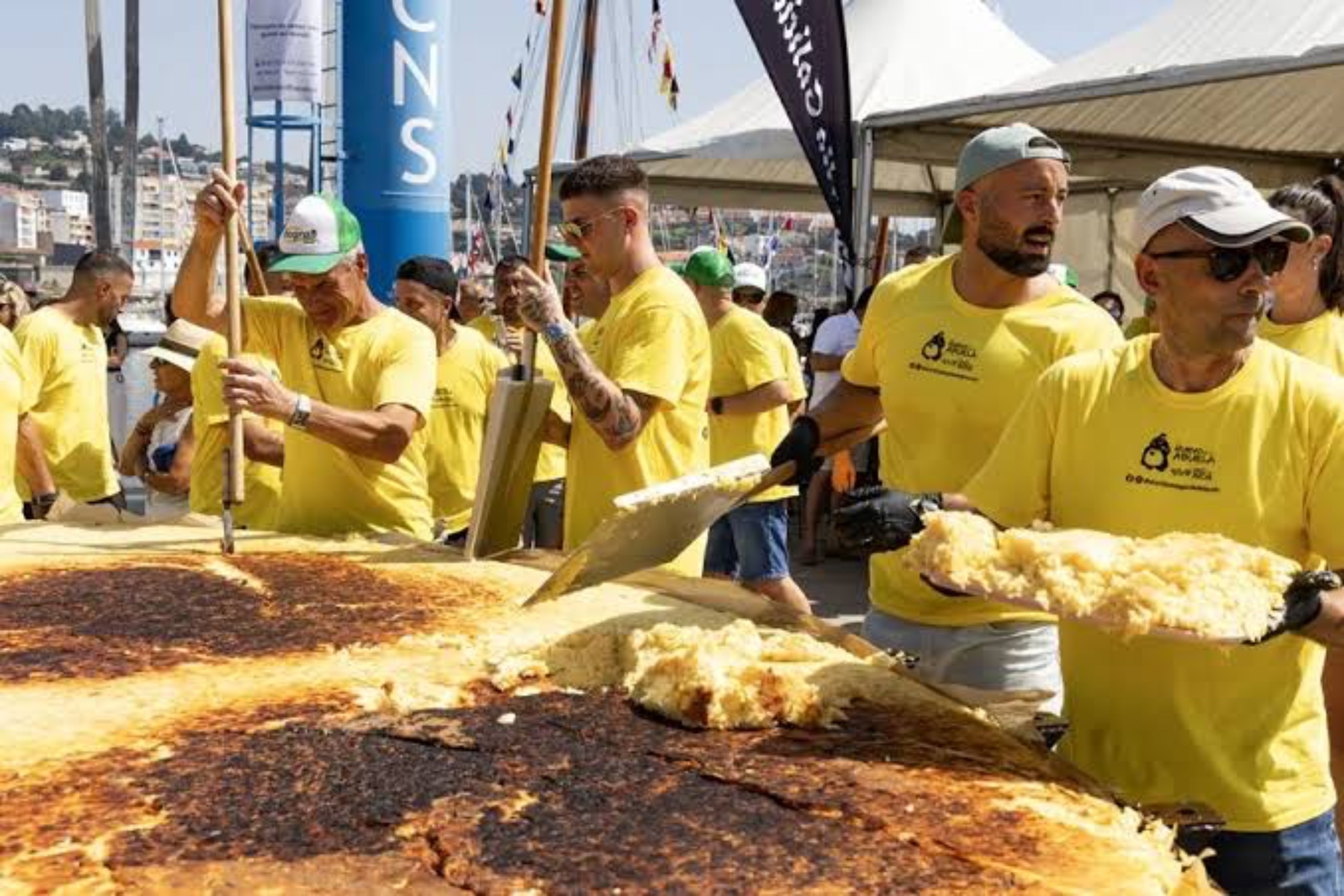 La tortilla más grande del mundo está en Sanxenxo: ¡10.000 raciones, 17.000 huevos y 30 kilos de sal!