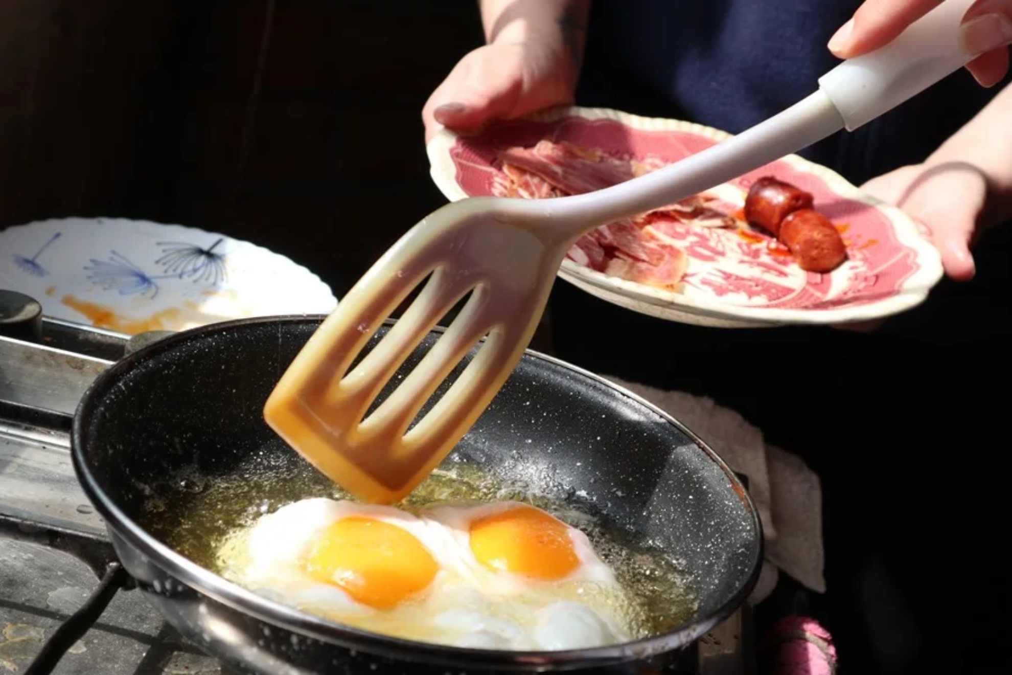 Los chefs coinciden: "El error más común al hacer un huevo frito no es poner más aceite, sino que la yema reciba más calor del necesario"