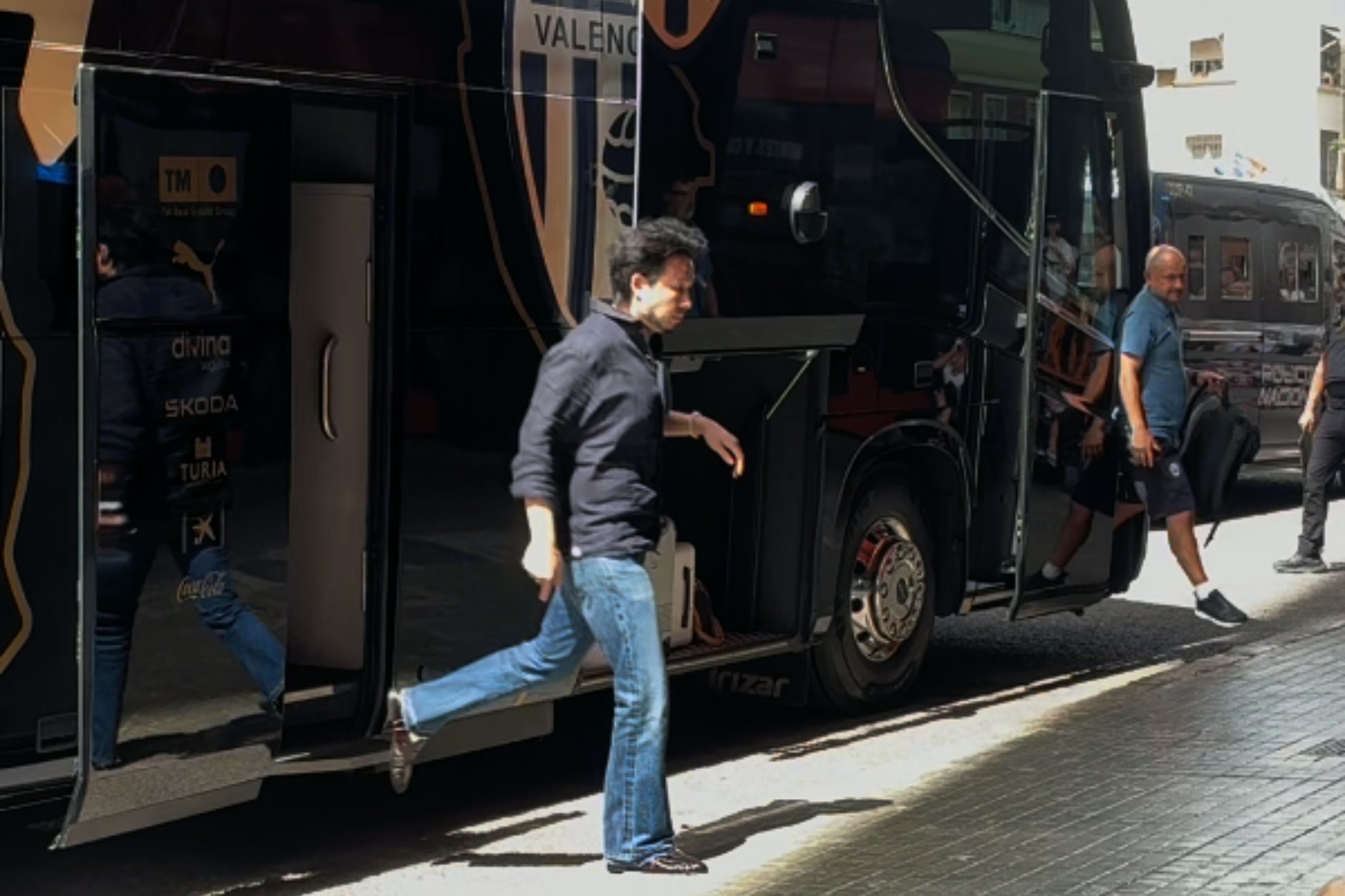 Kiat Lim llega a Mestalla camuflado entre la expedición del Valencia en una tarde de protestas contra la propiedad