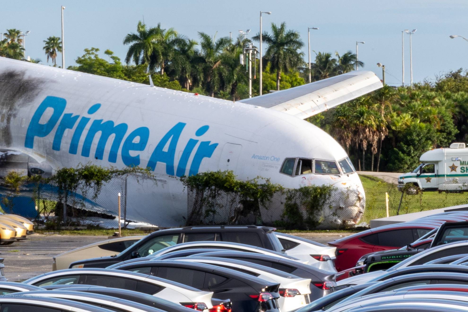 Accidente aéreo en Miami: cinco muertos y cinco heridos tras salirse de la pista un Boeing de carga
