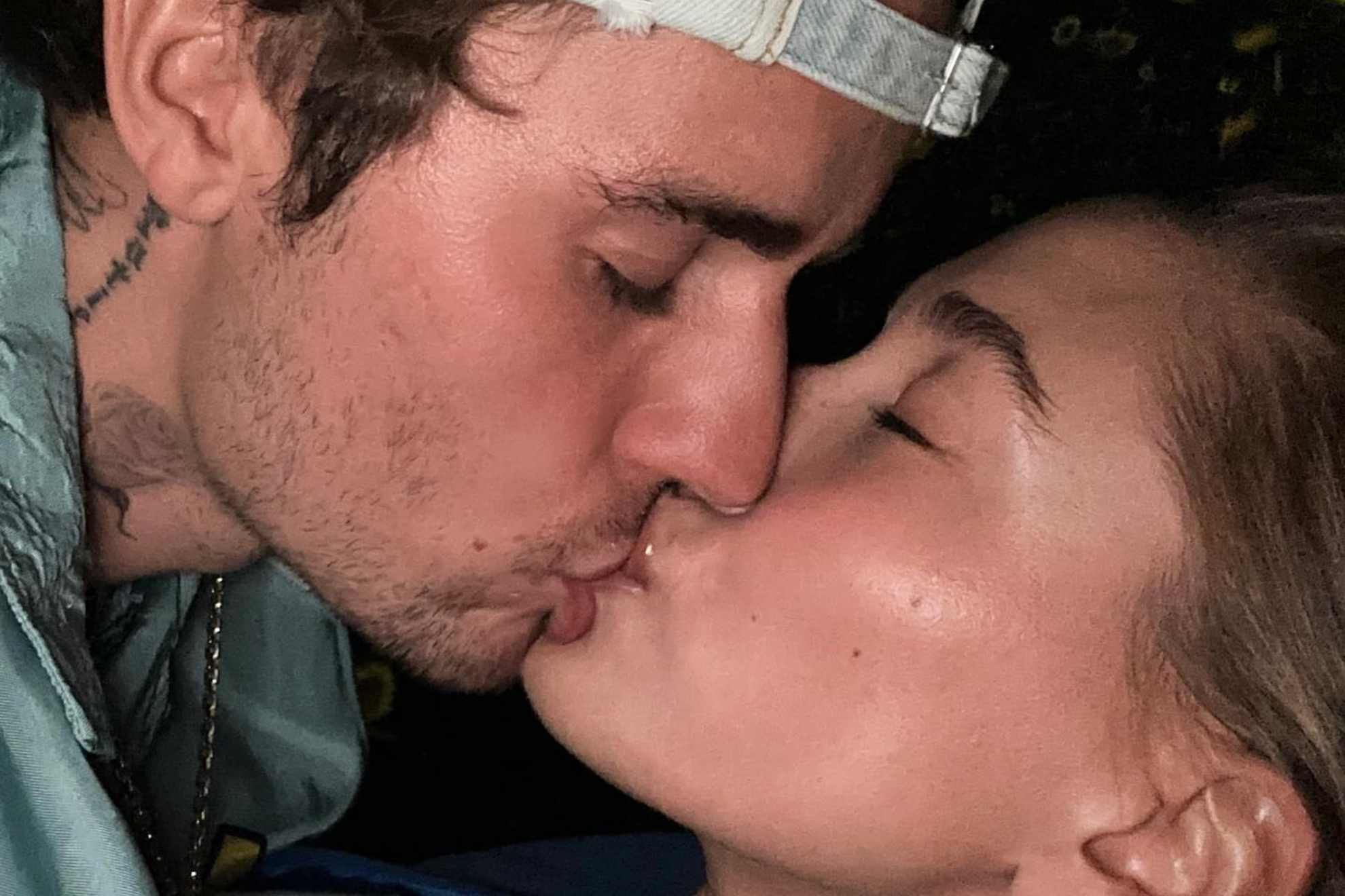 Justin y Hailey Bieber derrochan cariño en la cama durante una íntima sesión de fotos