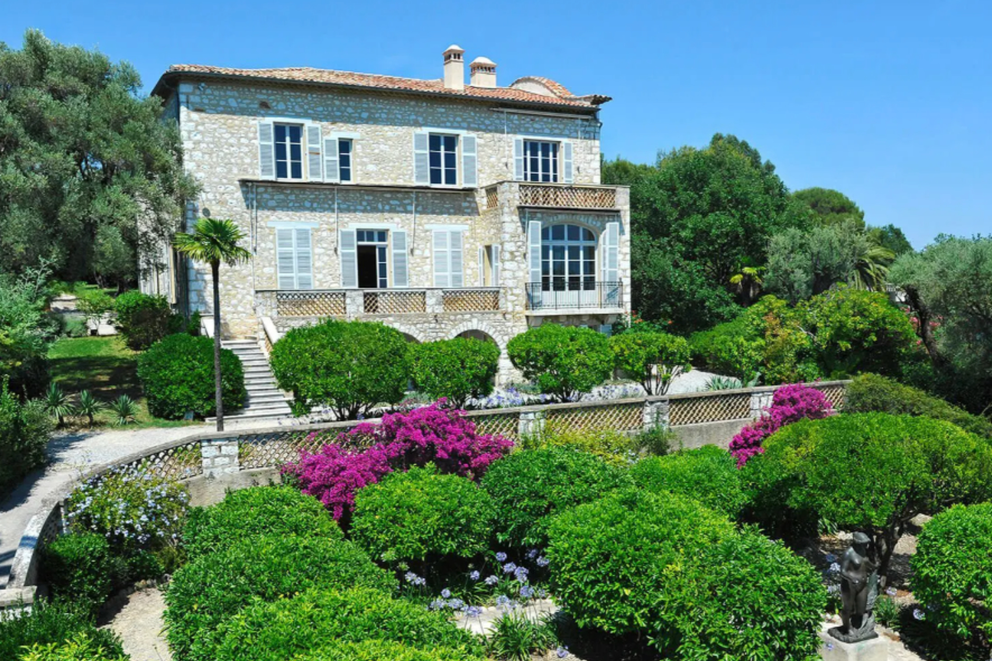 Roban cuatro obras del museo Renoir en Francia valoradas en nueve millones de euros y una aparece abandonada durante la huida