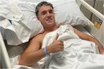 Aaron Ochoa pasa por quirófano y empieza su recuperación