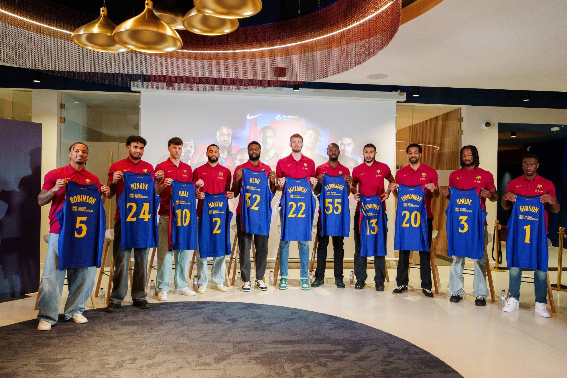 El Barça presenta su revolución: 11 fichajes para acabar con tres años en blanco