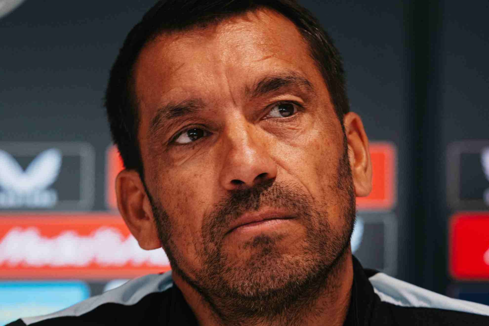 Van Bronckhorst: "El Barça es el mejor del mundo en este momento"