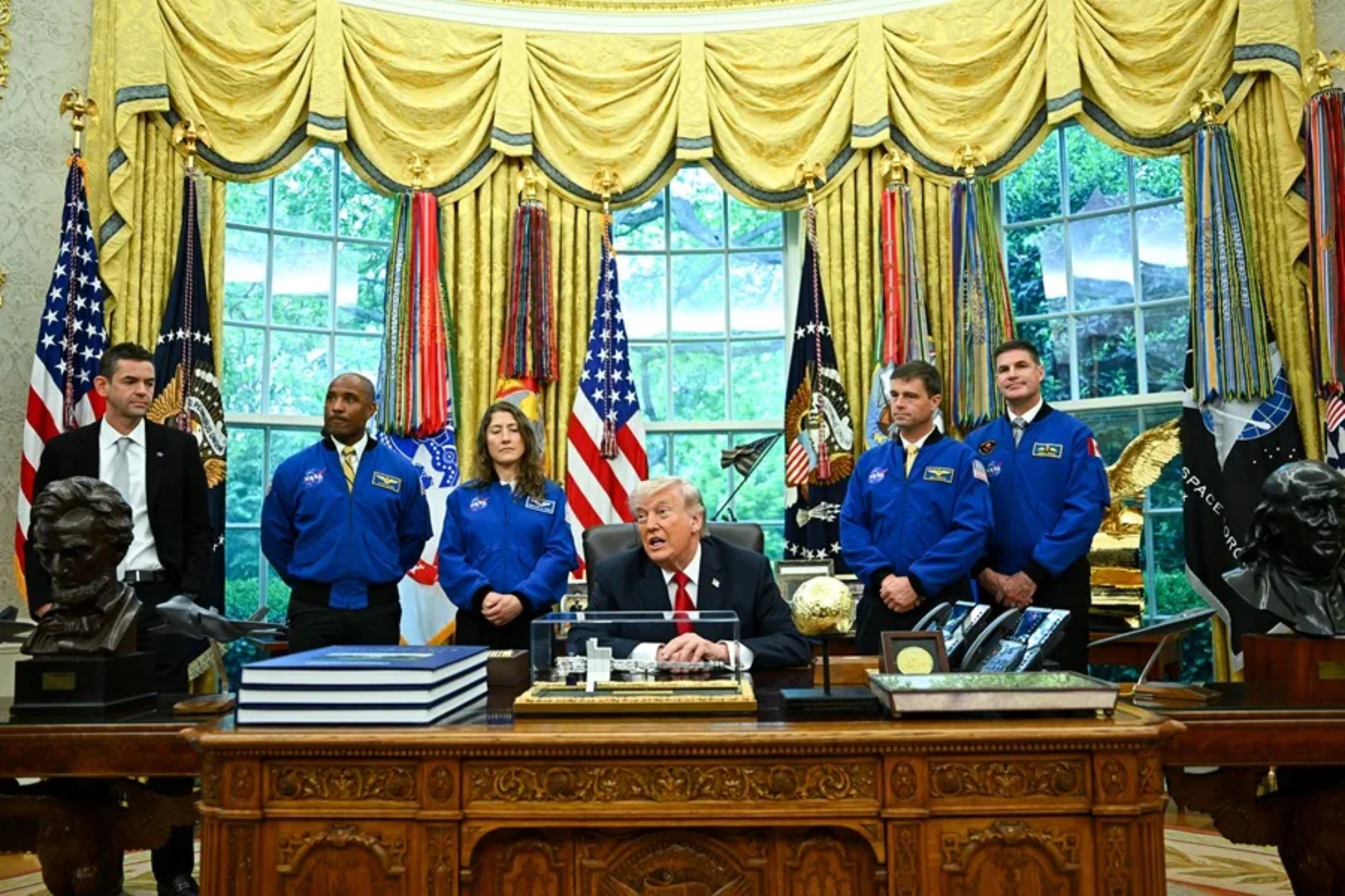 Trump regaló 135.000 dólares en efectivo a tres de sus jóvenes asistentes en la Casa Blanca como “regalo por las fiestas”