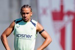 Johaneko: "El míster me dice que esté siempre preparado porque puedo jugar en varias posiciones