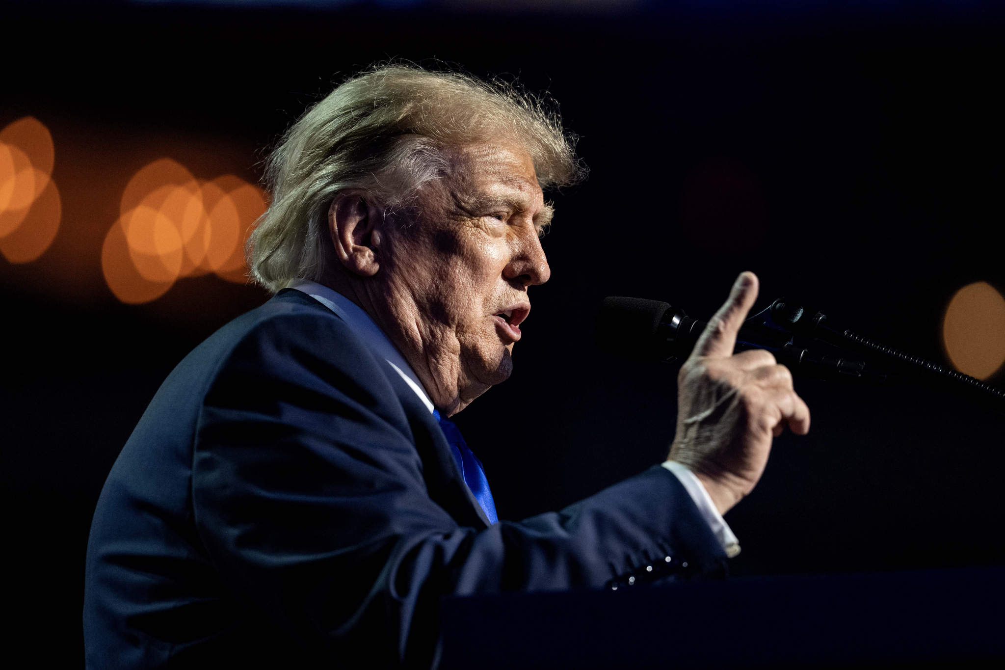 Trump promete un cheque de 5.000 dólares a cada adulto si los republicanos ganan las elecciones de noviembre y pone una sola condición