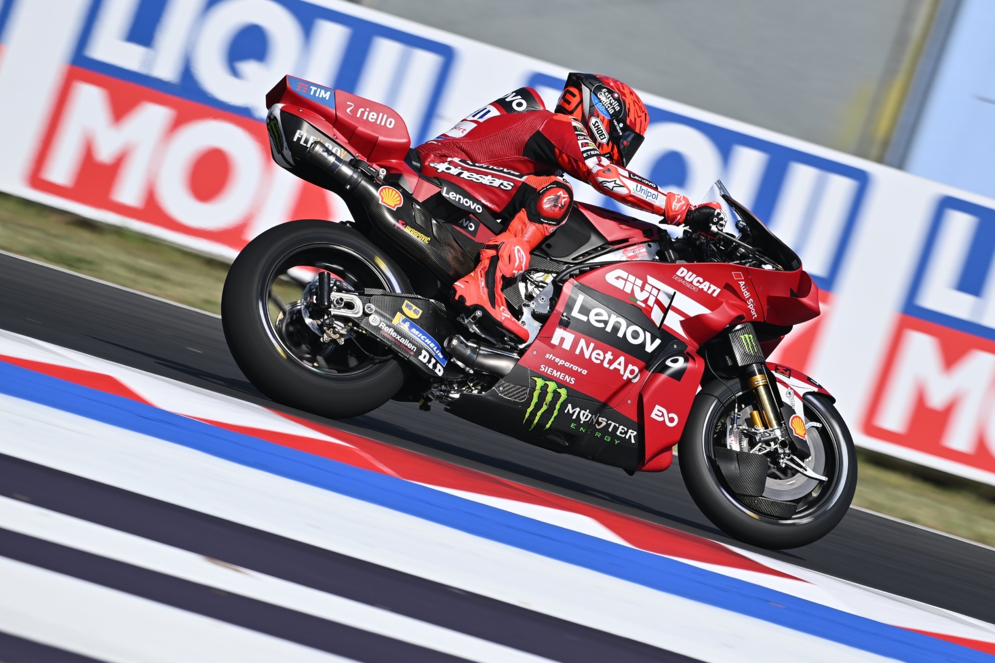 Marc Márquez puede con Bezzecchi en el inicio en Misano