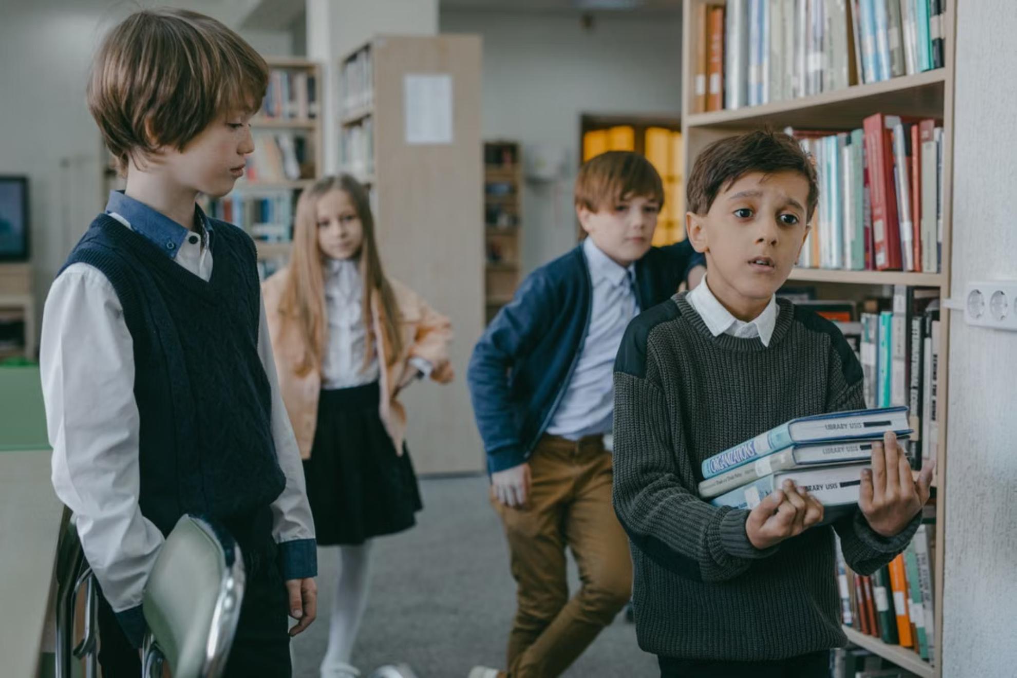 El acoso escolar se dispara en España: ya afecta al 14,1% de los alumnos y la IA agrava el 'ciberbullying'