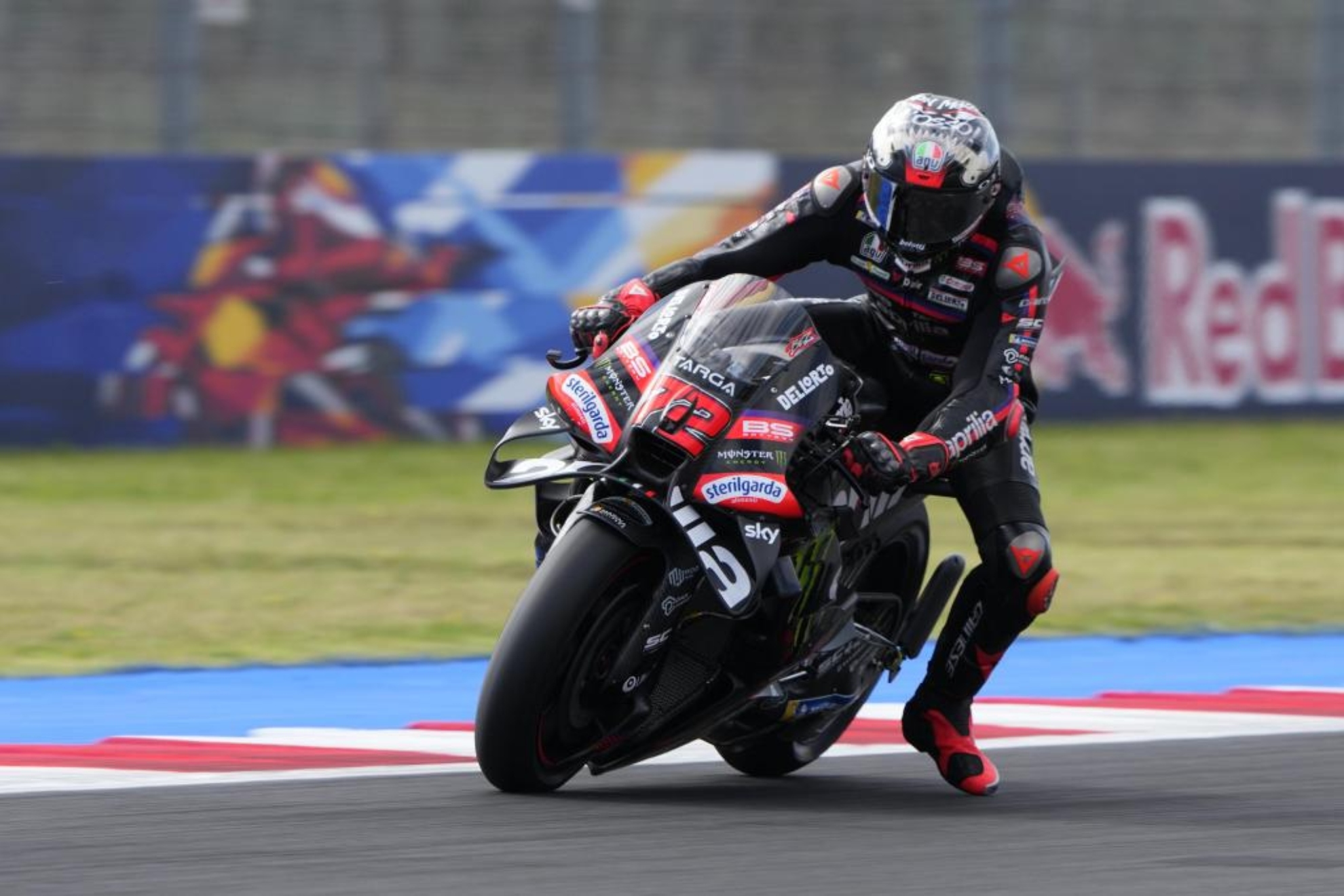 Bezzecchi, pole y récord en casa para superar a Marc Márquez
