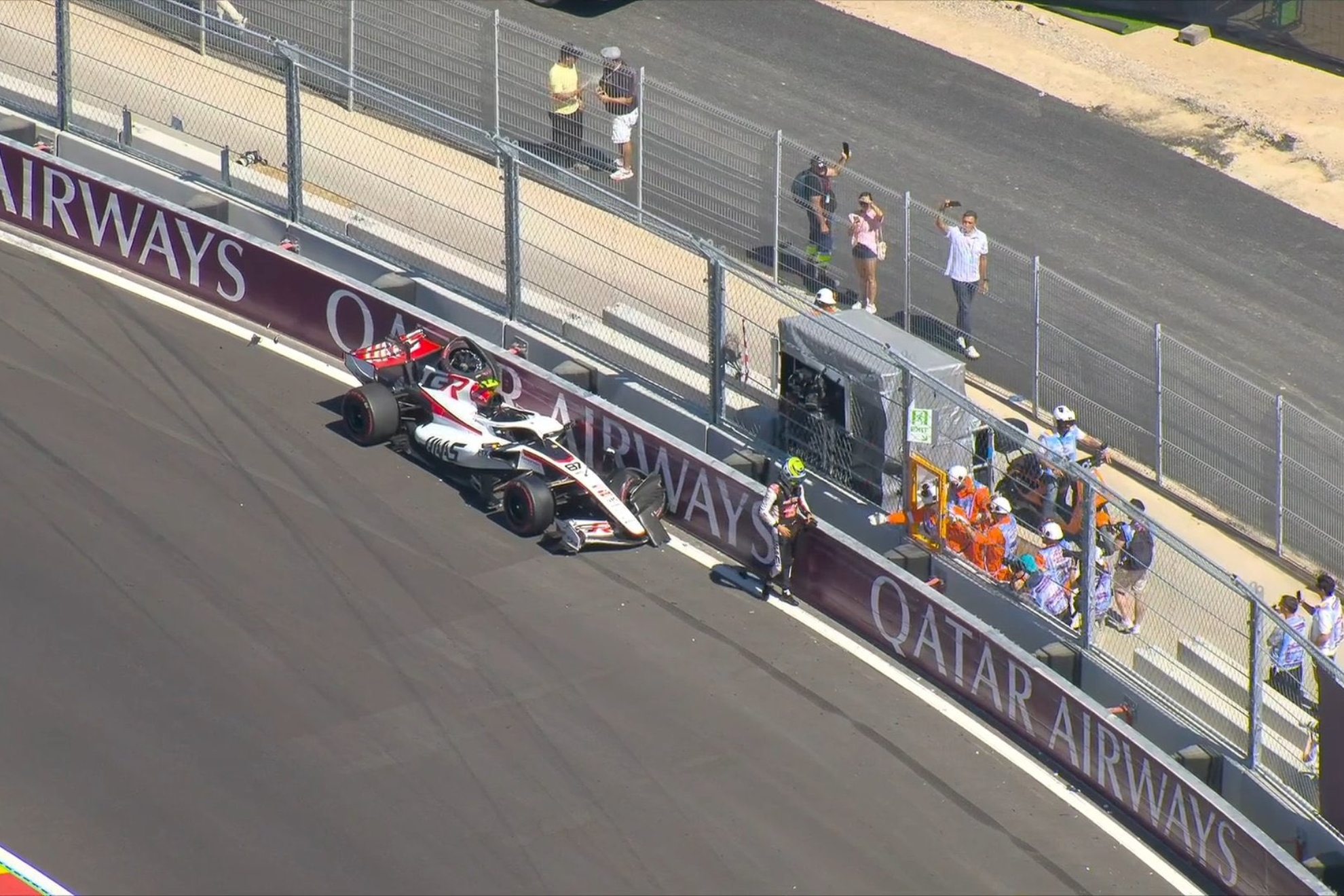 Bearman, rival de Alonso y Sainz por la Q2, destroza el Haas contra el muro