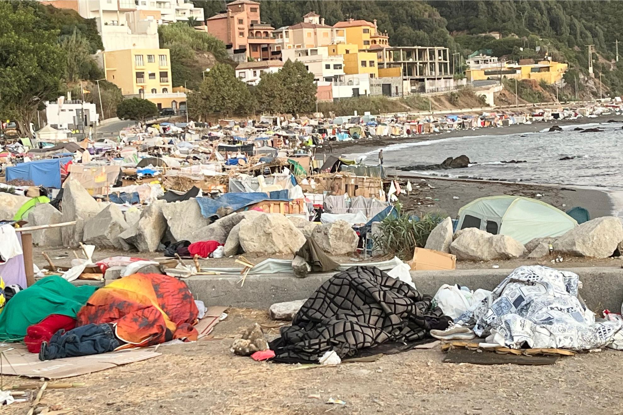 Un apuñalado y varios detenidos por allanamiento de morada y tenencia ilícita de armas durante otra noche de incidentes en Ceuta
