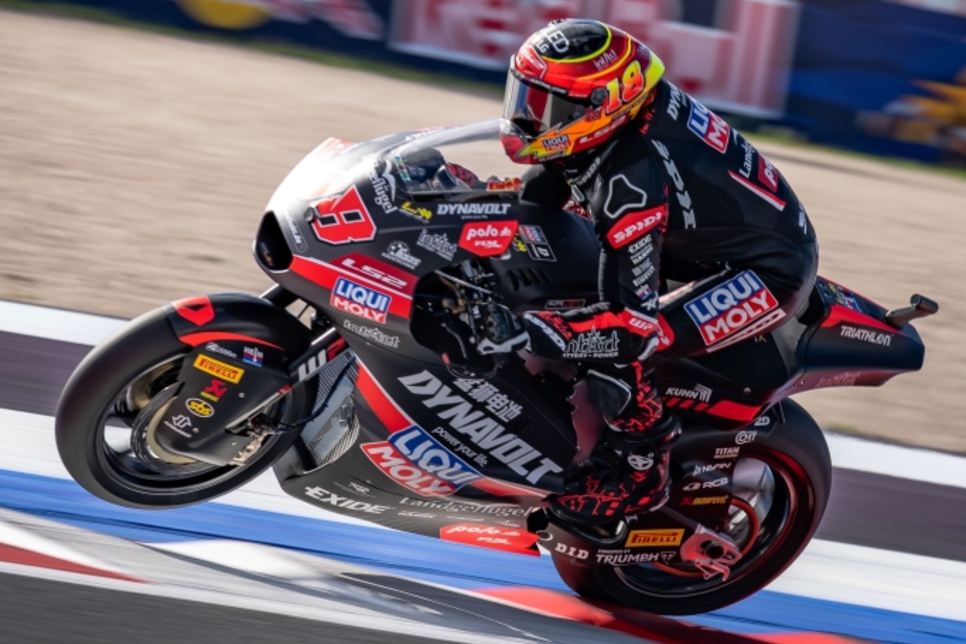 Manu González da un golpe al título de Moto2