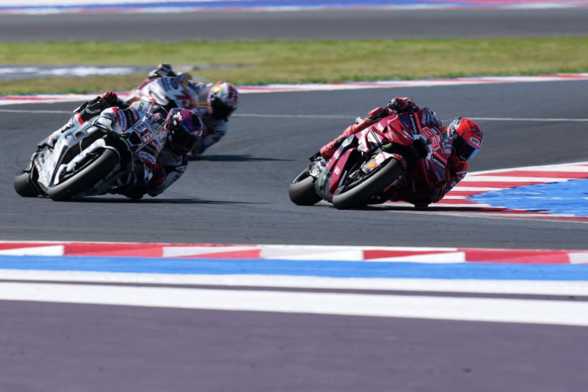Marc Márquez gana en Misano y hasta se pone líder