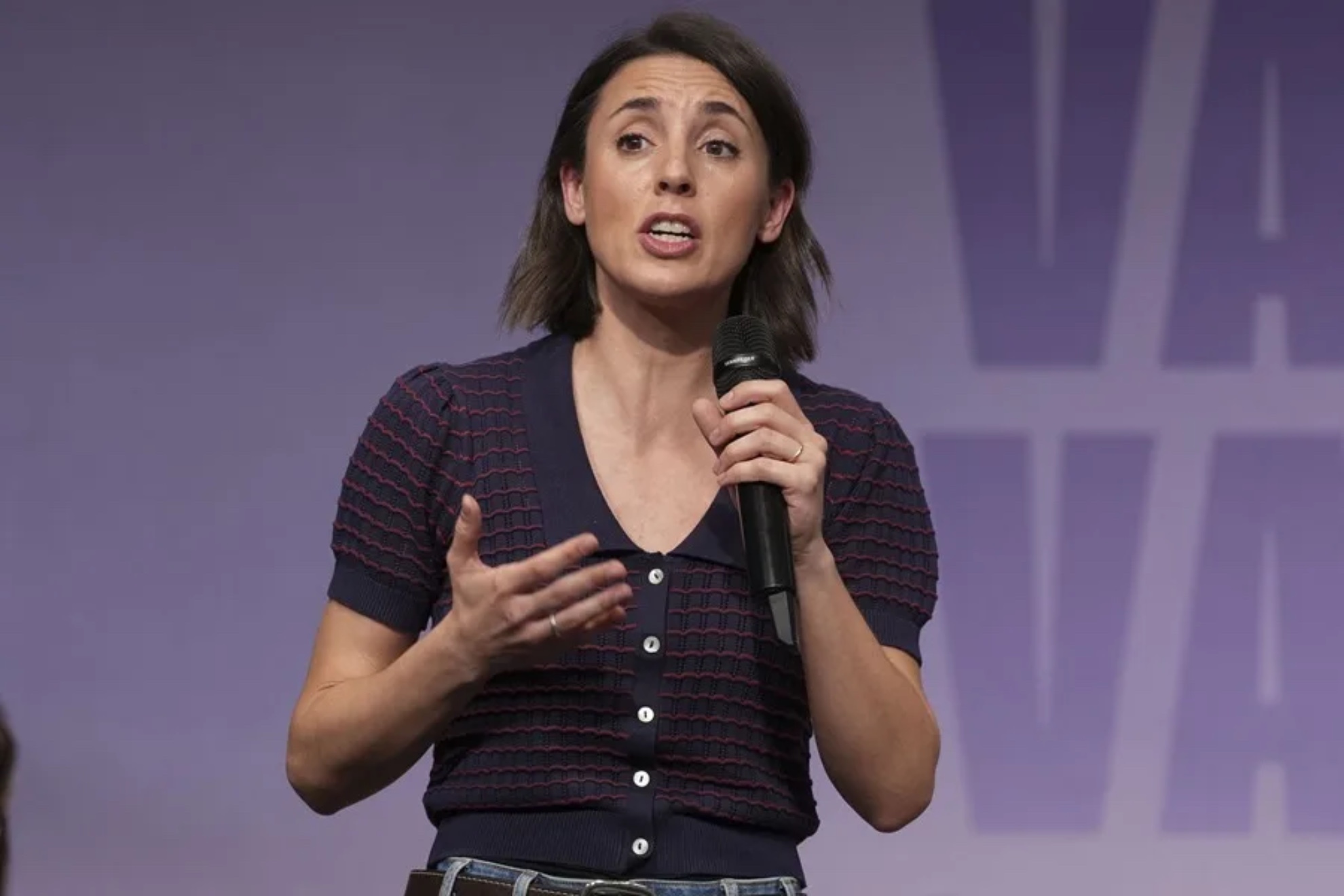 Irene Montero, en la concentración por el desahucio de Maricarmen: "¿Por qué importa más el negocio de un fondo buitre que la vida de una señora?"