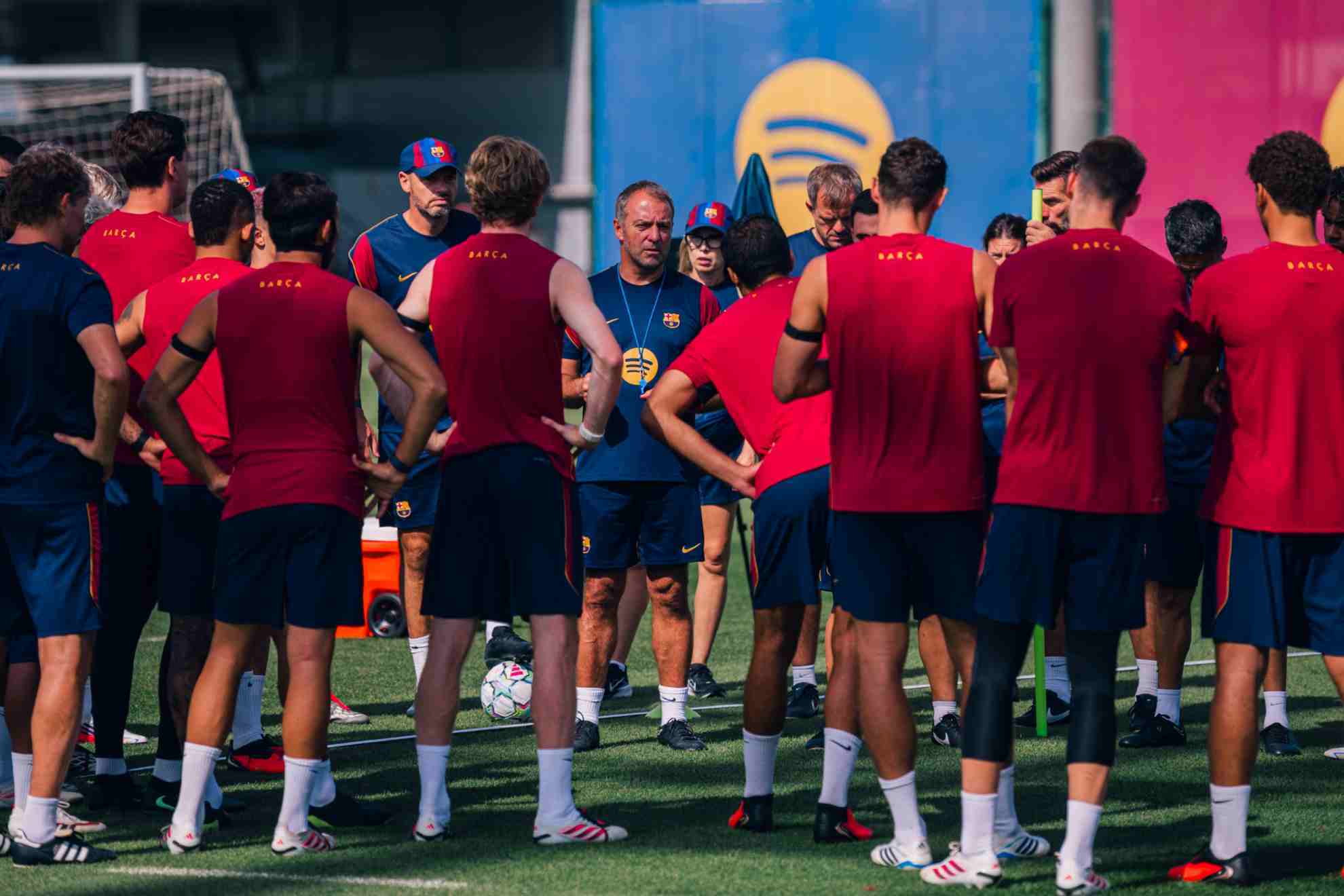 Flick verá en directo el Inglaterra - España: un tercio de la plantilla del Barça, en Wembley