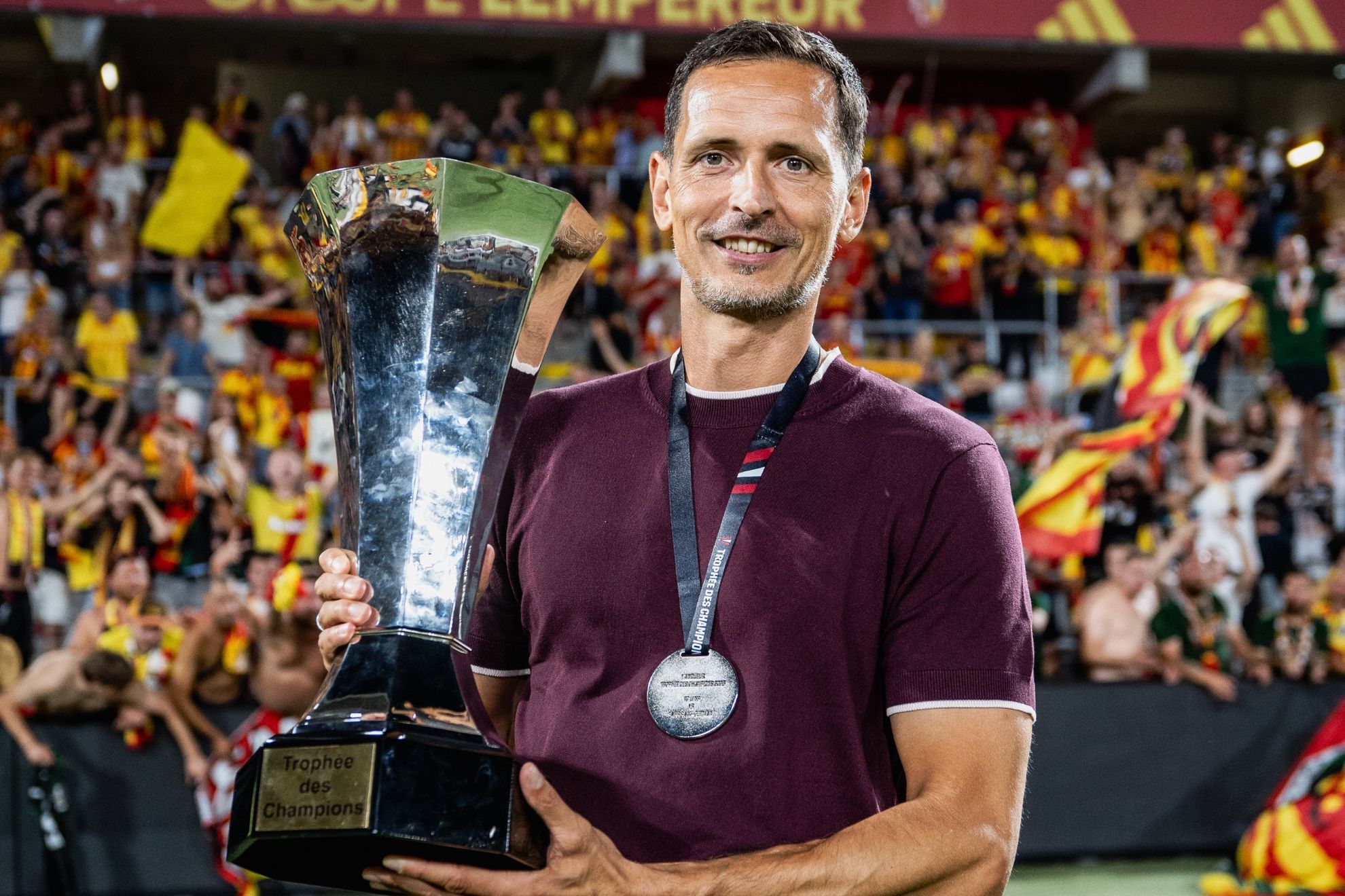 El Lens se carga a Toppmöller... ¡un mes después de ganarle la Supercopa al PSG!