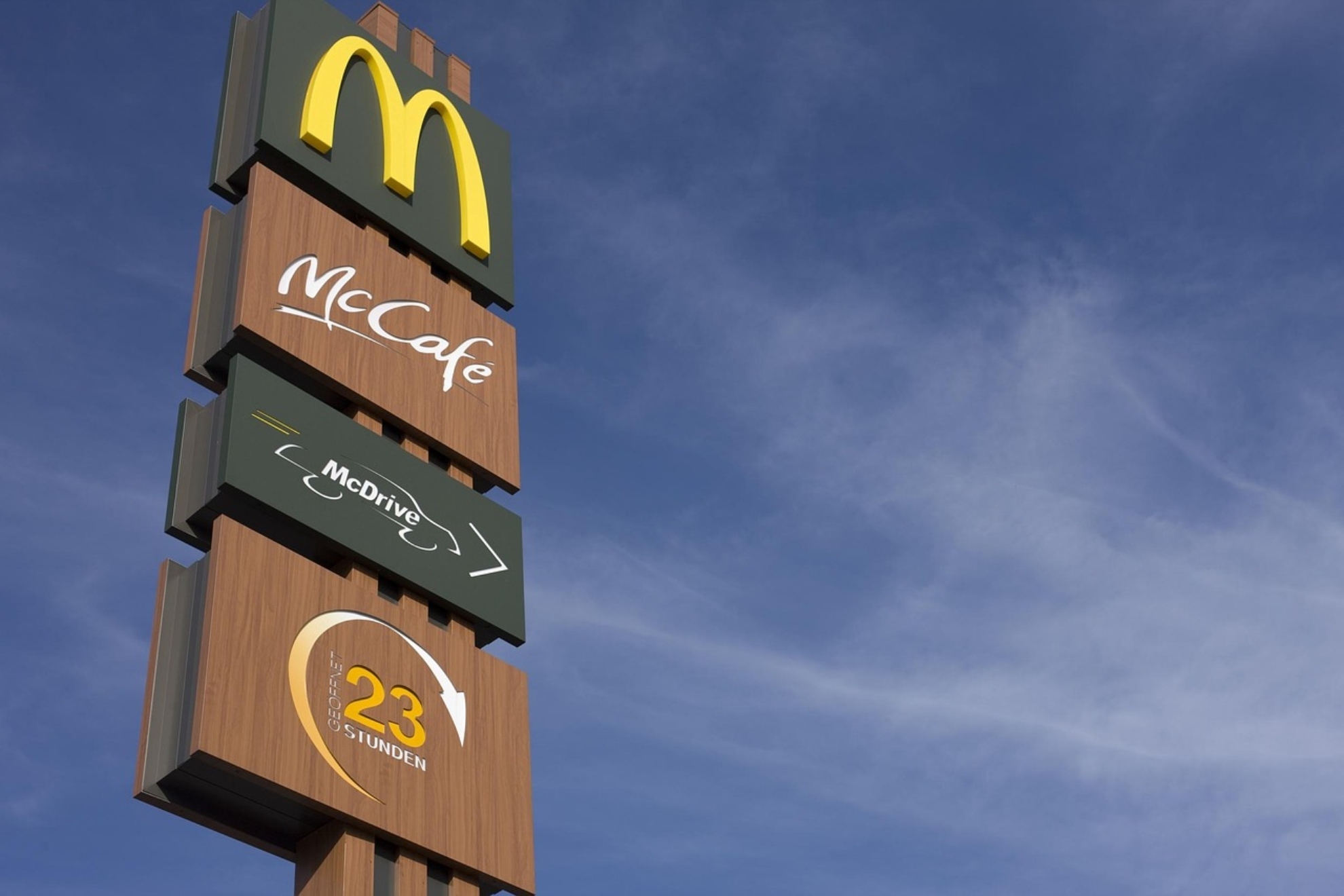 Ni el payaso Ronald ni piscina de bolas: una madre se queda con “ganas de vomitar” al pasar a la nueva sala de juegos infantiles de un McDonald's